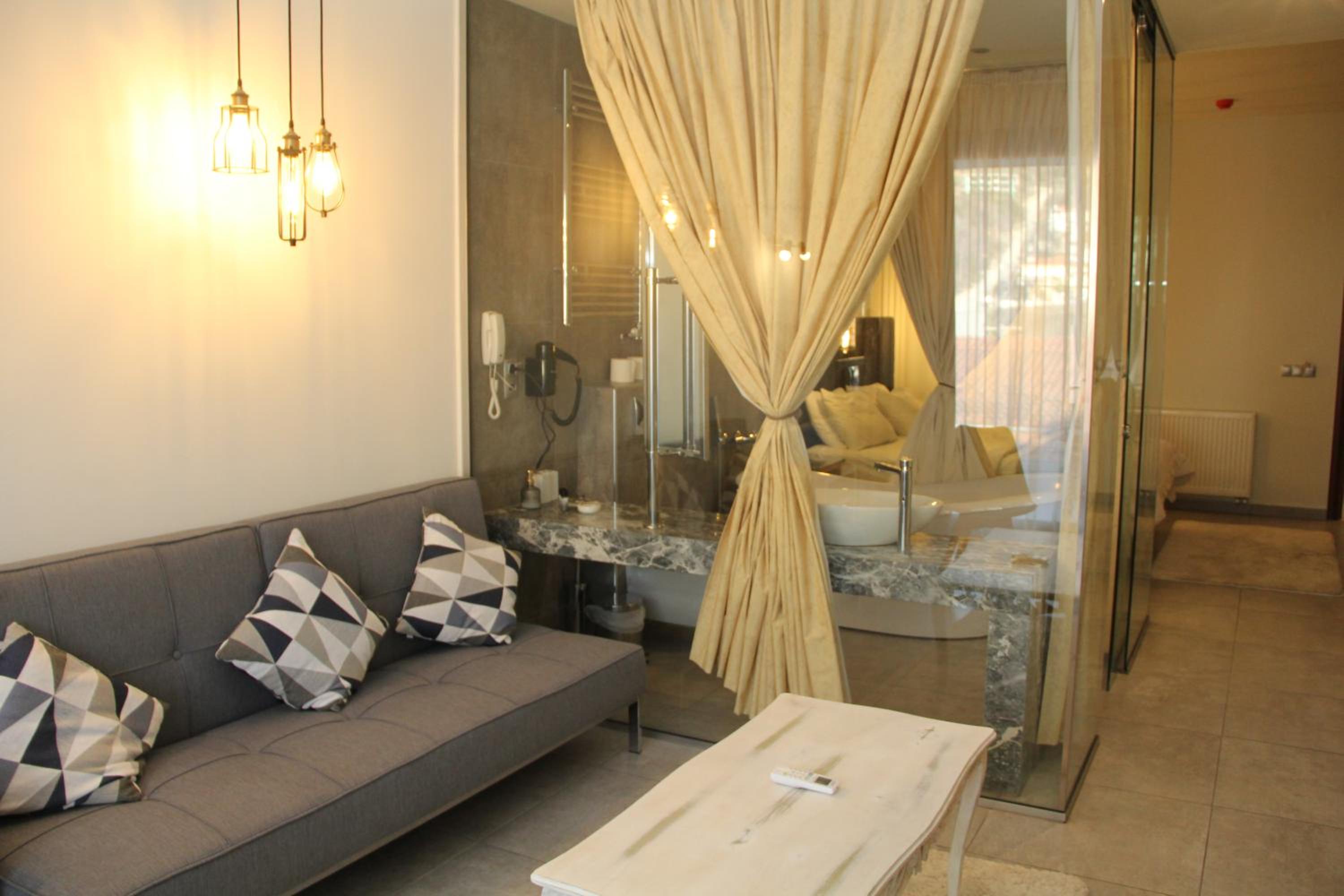 Suite - Photo 5