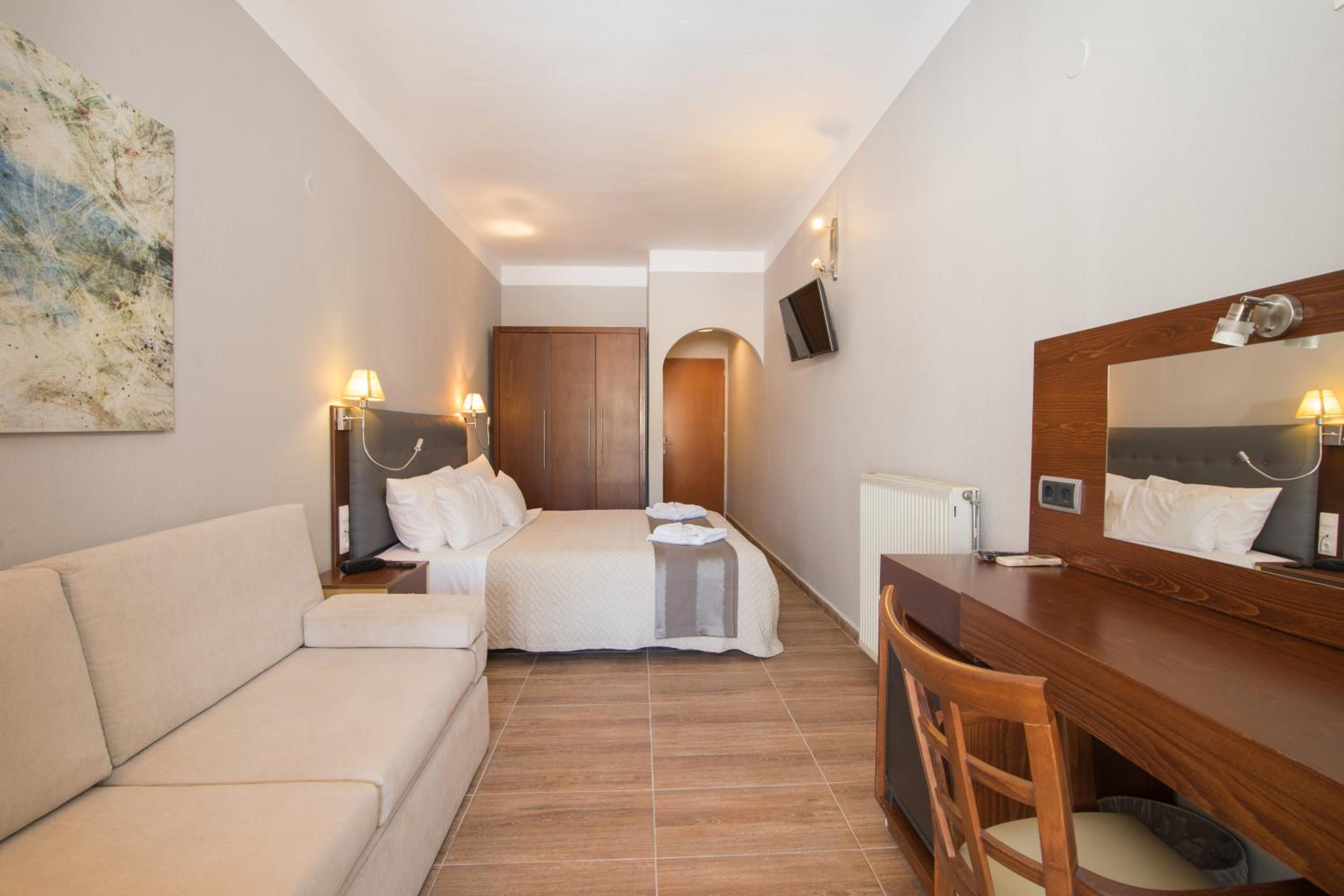 Junior Suite with Pool View photo 1