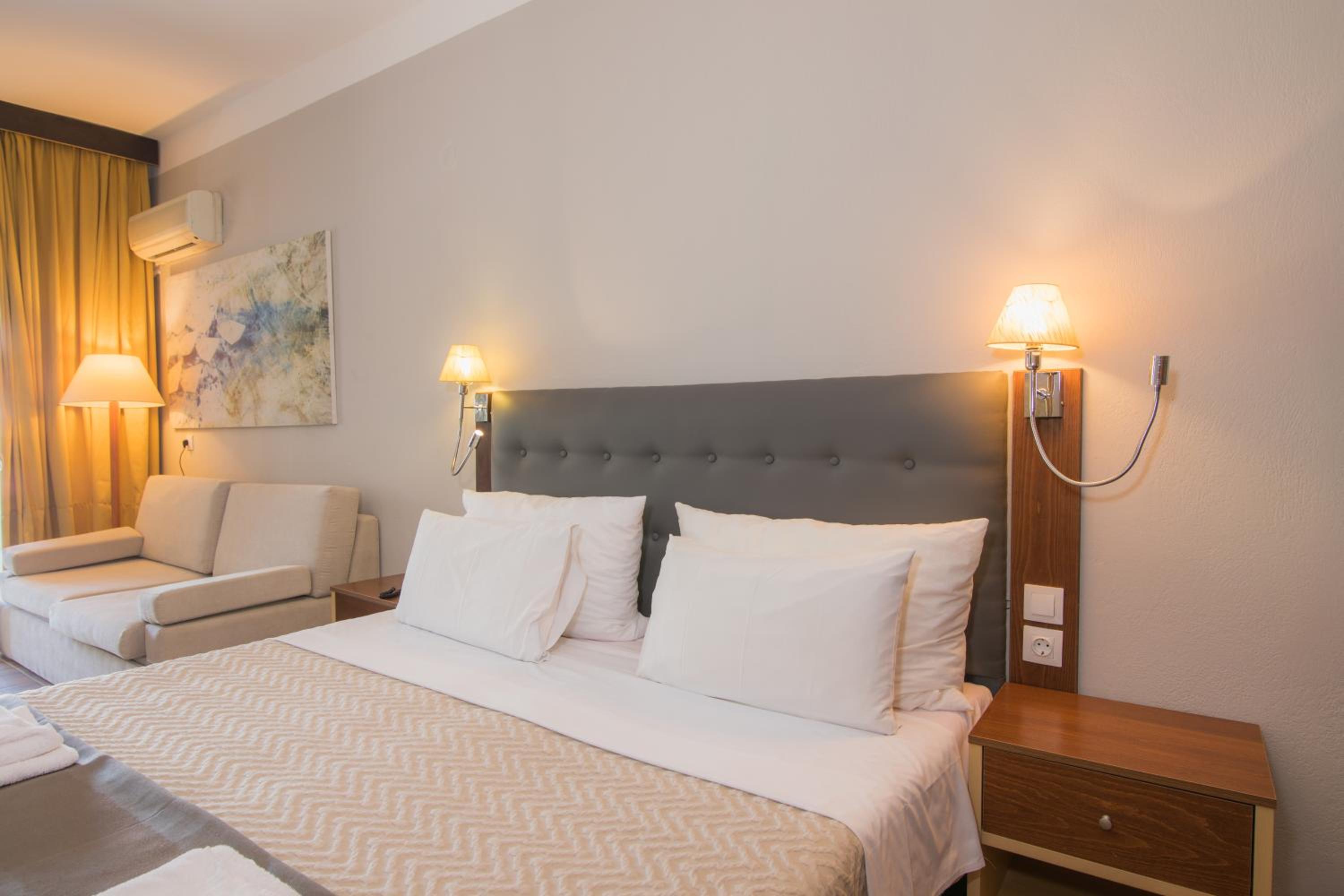 Junior Suite with Pool View photo 3