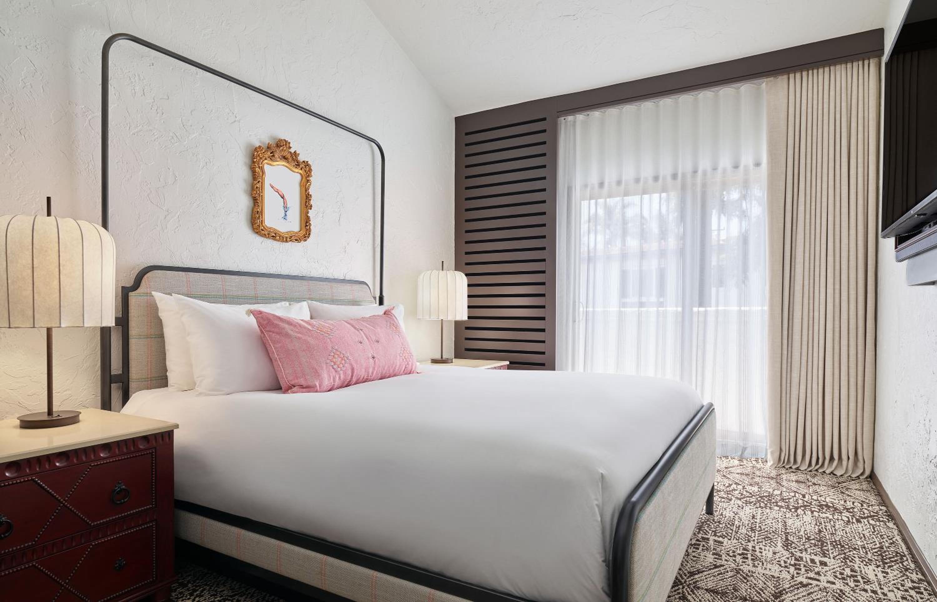 Standard King Room - Photo 3