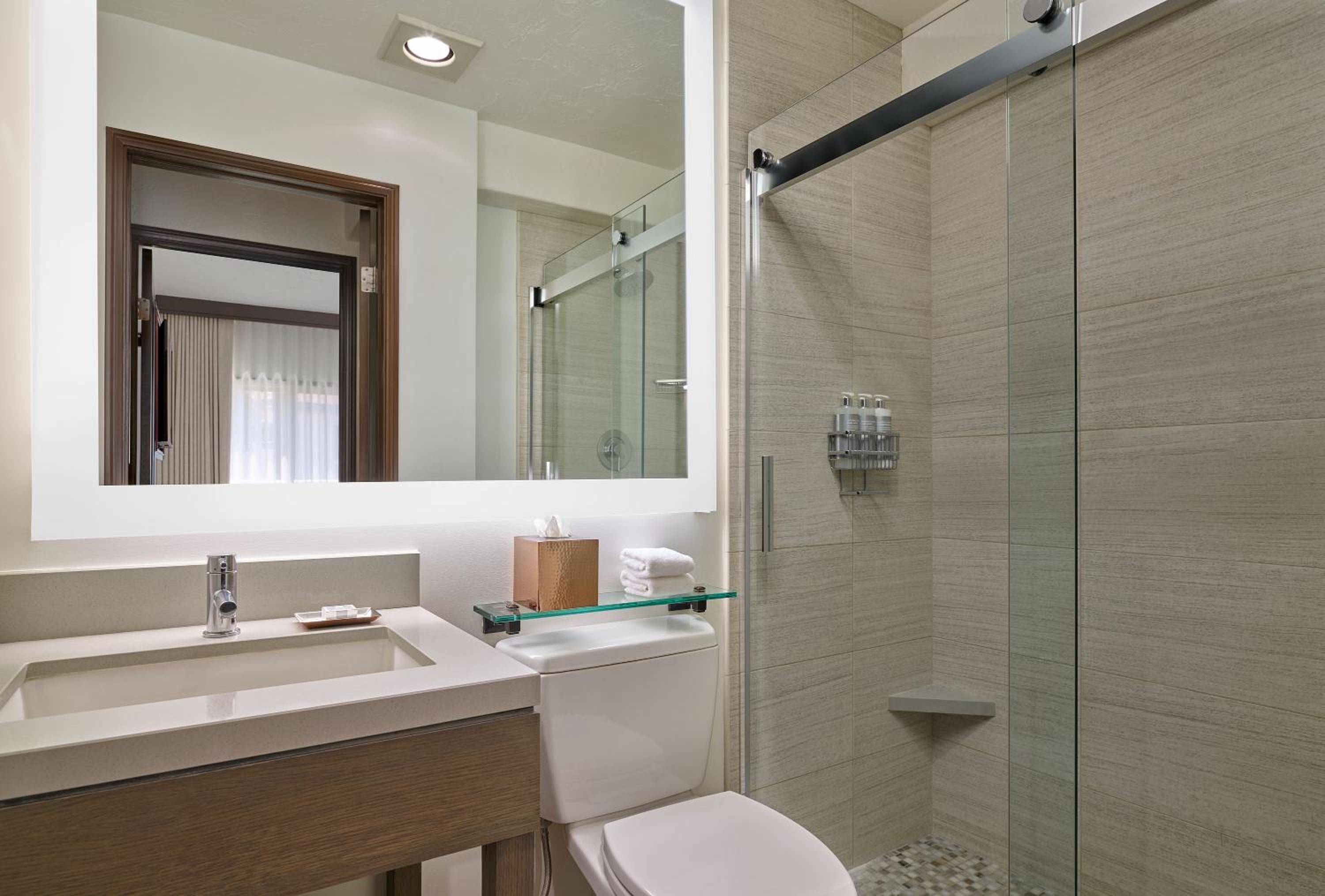 Standard King Room - Photo 7
