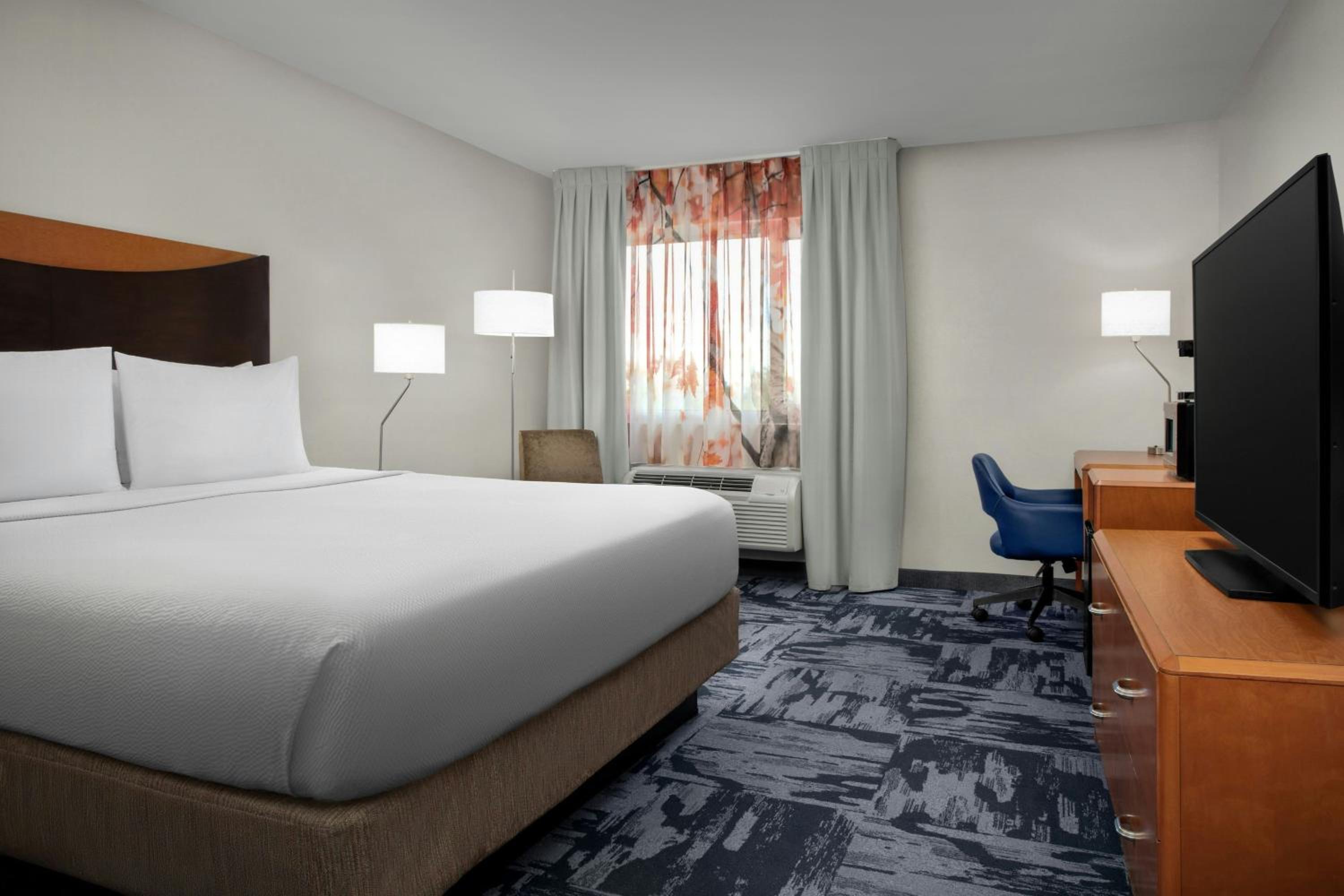 King Room with Roll-In Shower - Mobility Access/Hearing Accessible