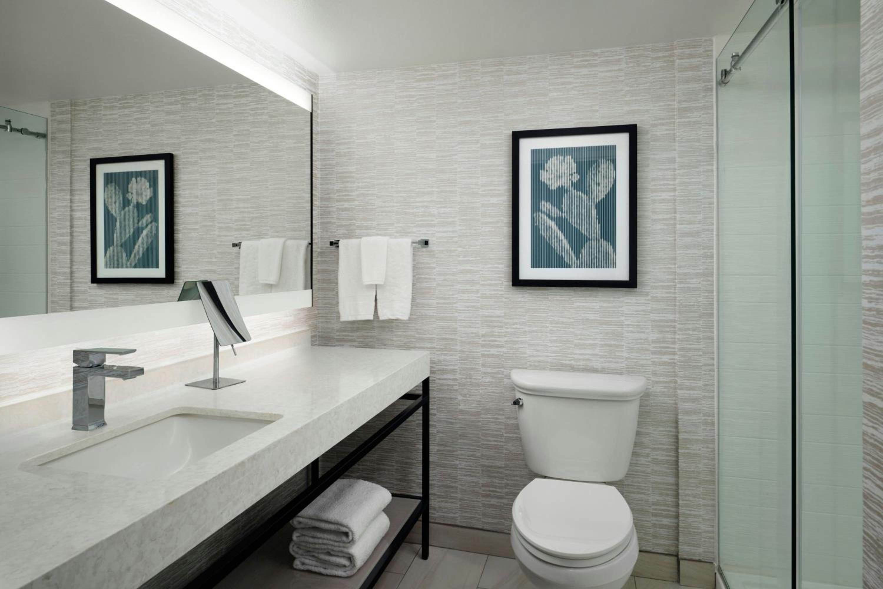 Queen Room with Roll-in Shower - Mobility Accessible