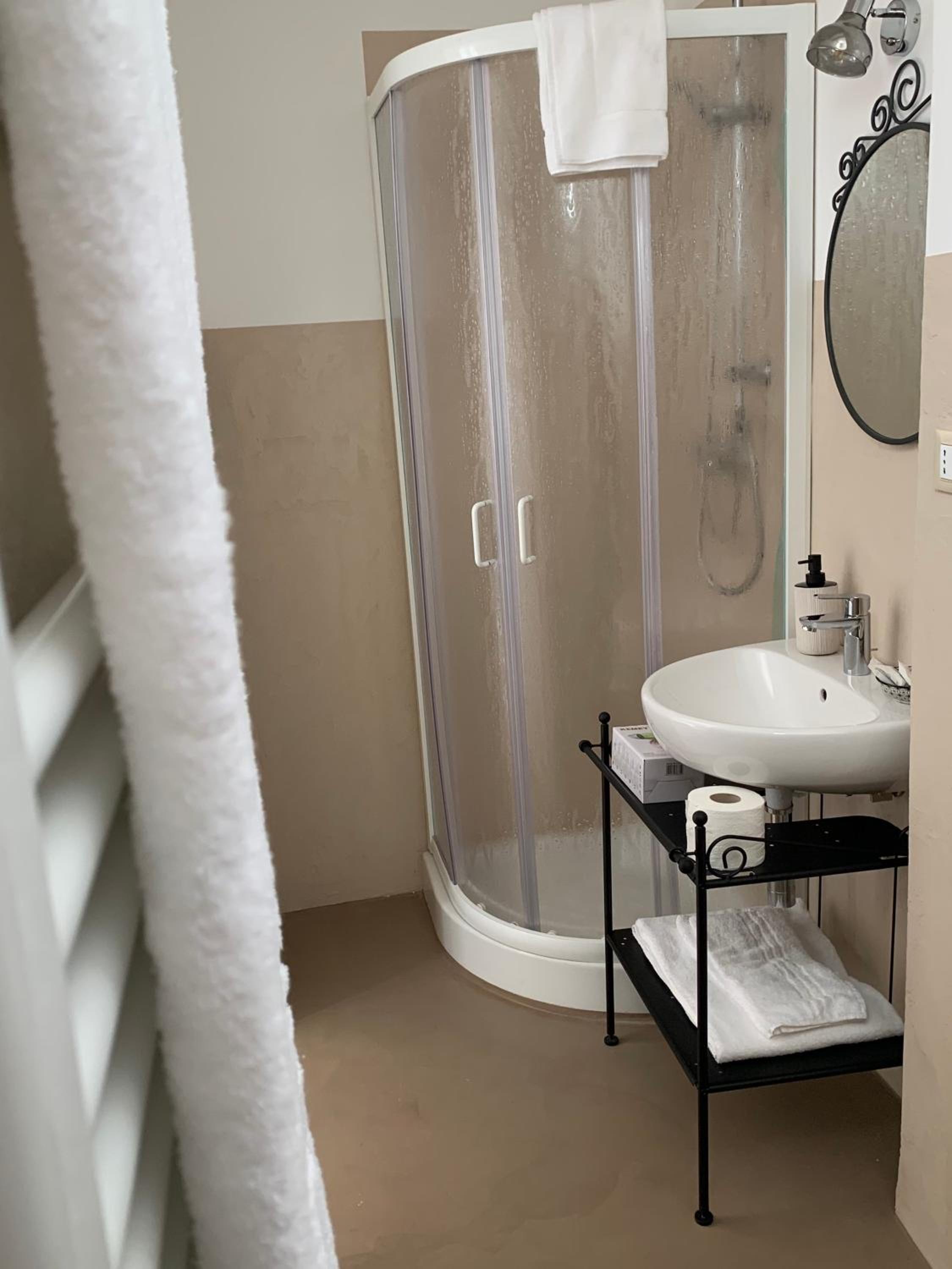 Double Room - Photo 6