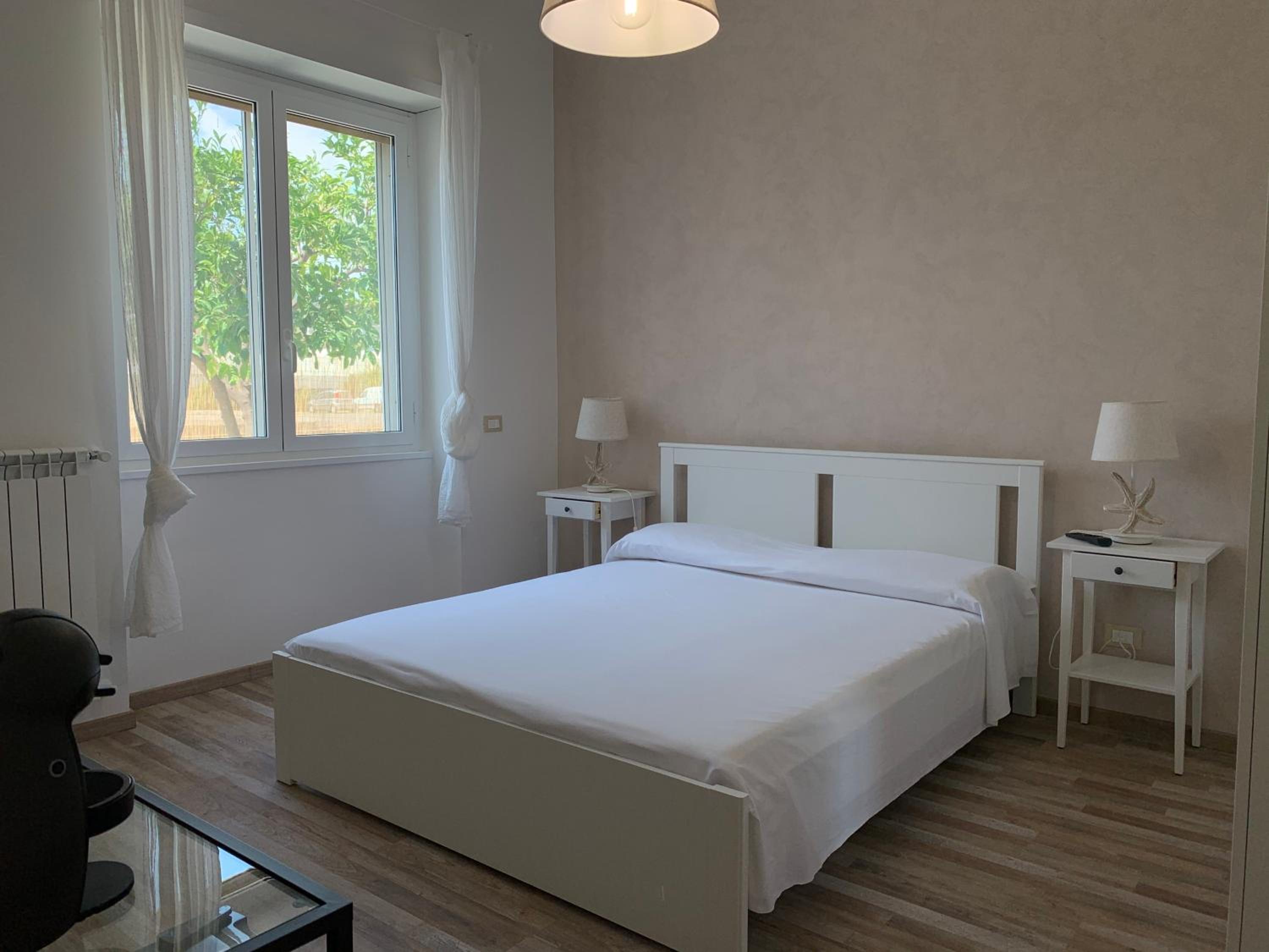 Double Room with Private Bathroom - Photo 2