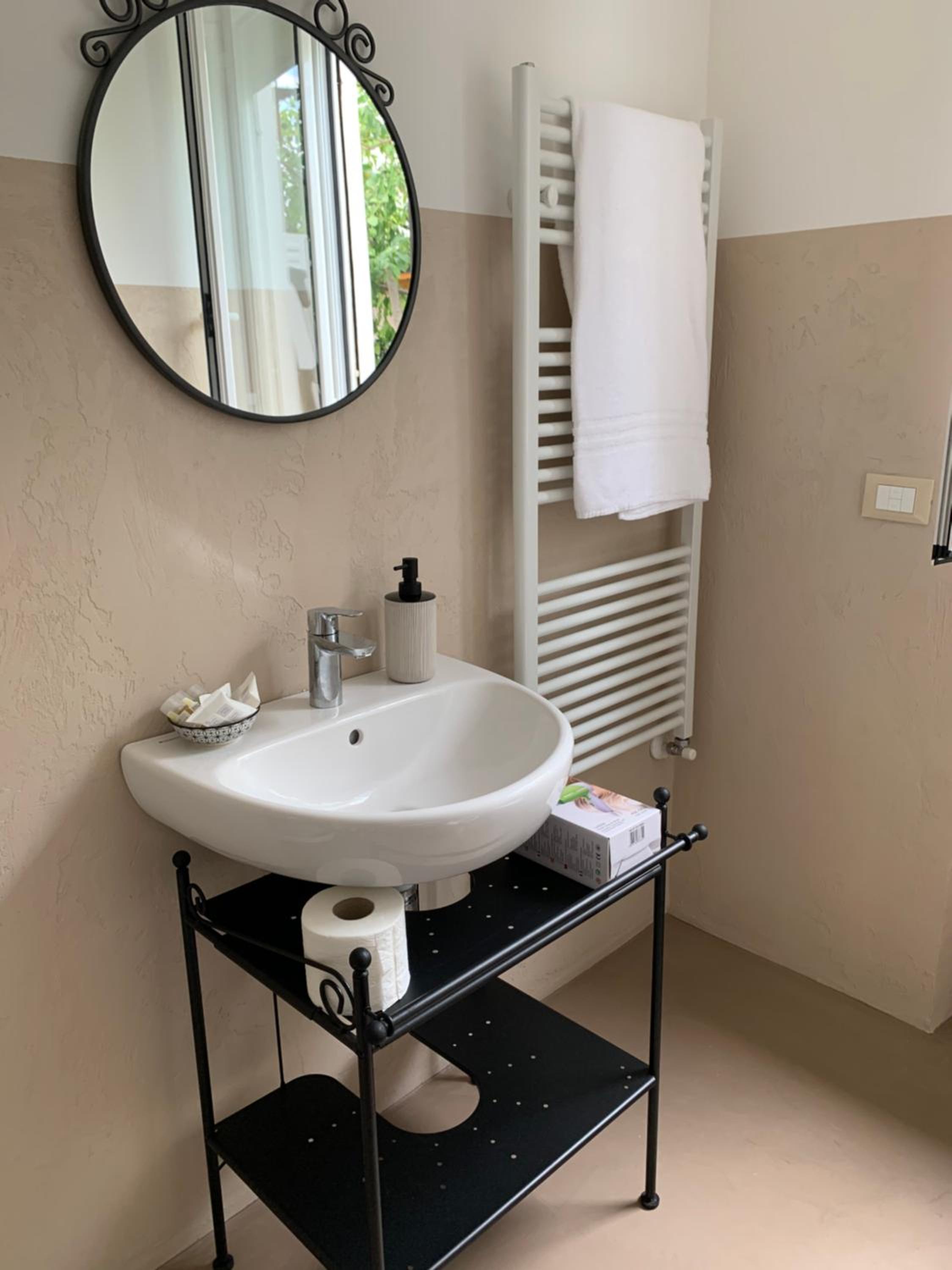 Double Room with Private Bathroom - Photo 7