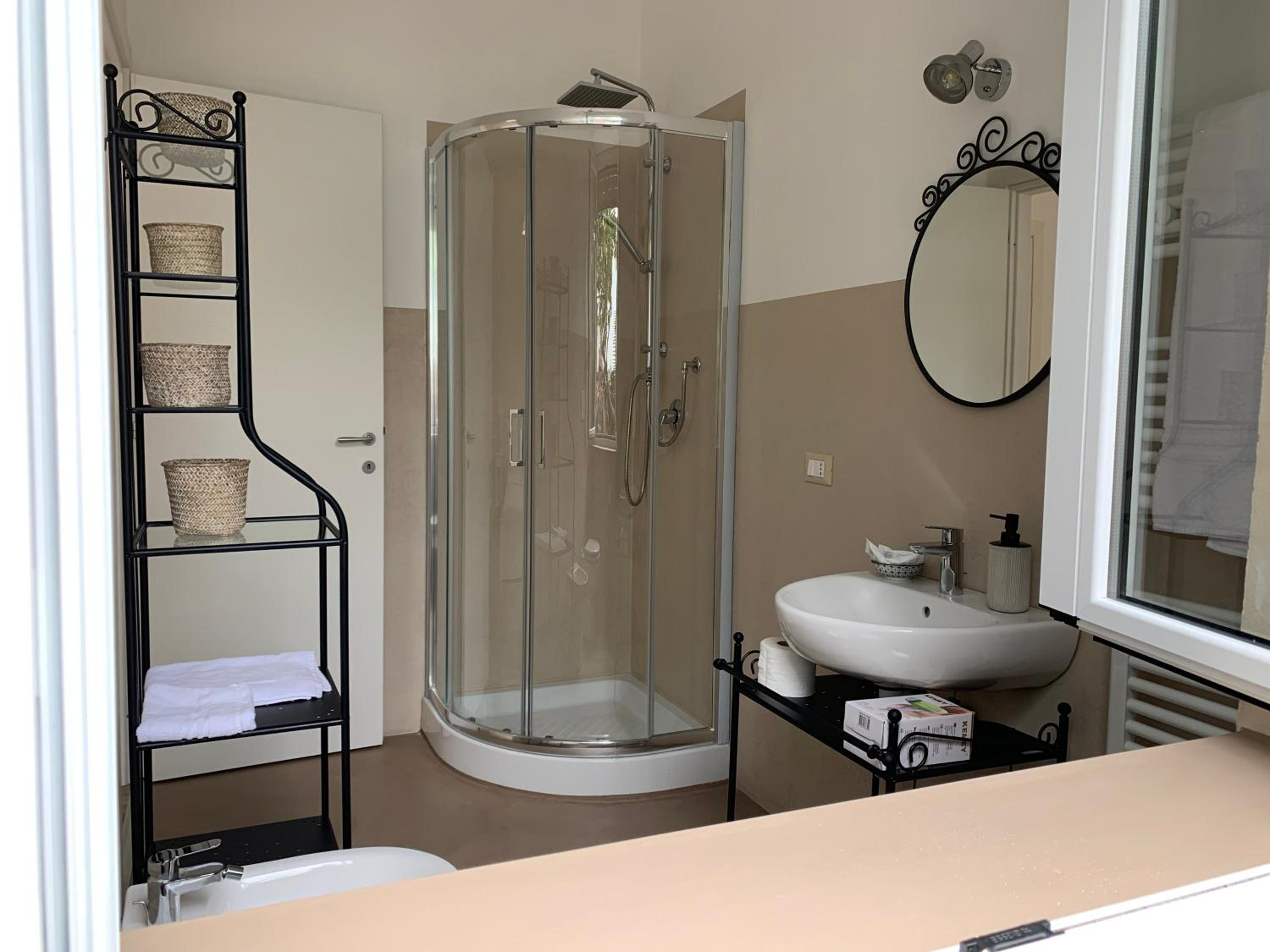 Double Room with Private Bathroom - Photo 8