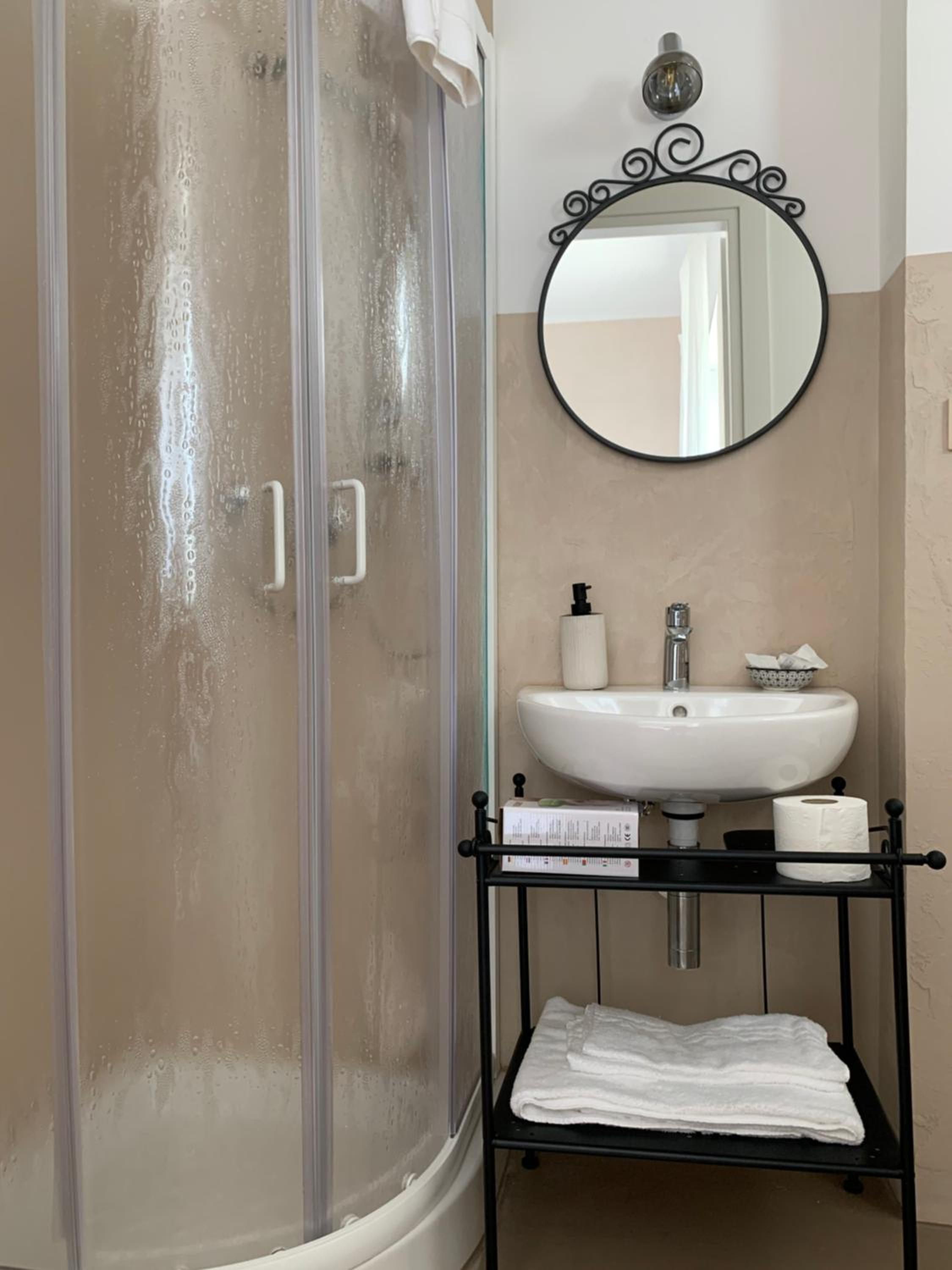 Double Room with Private Bathroom - Photo 11