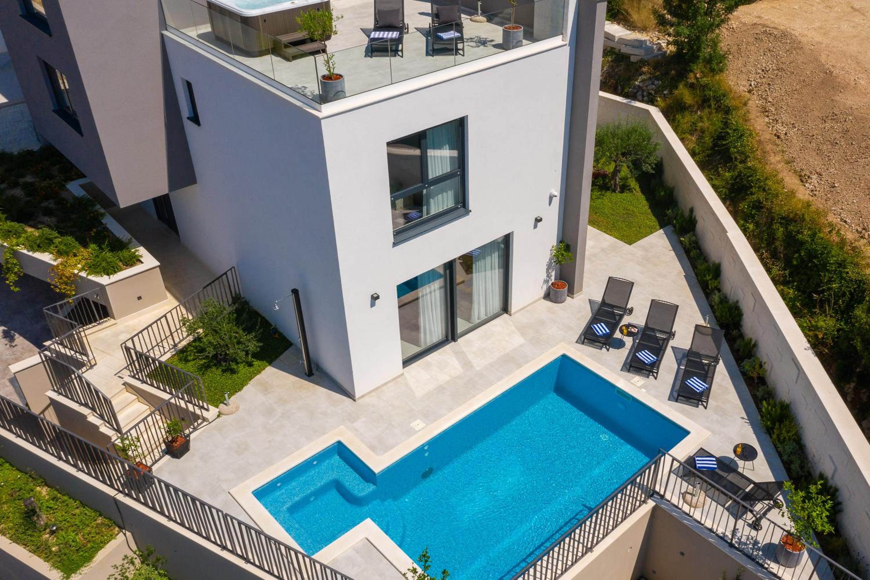 Villa with Private Pool - Photo 70