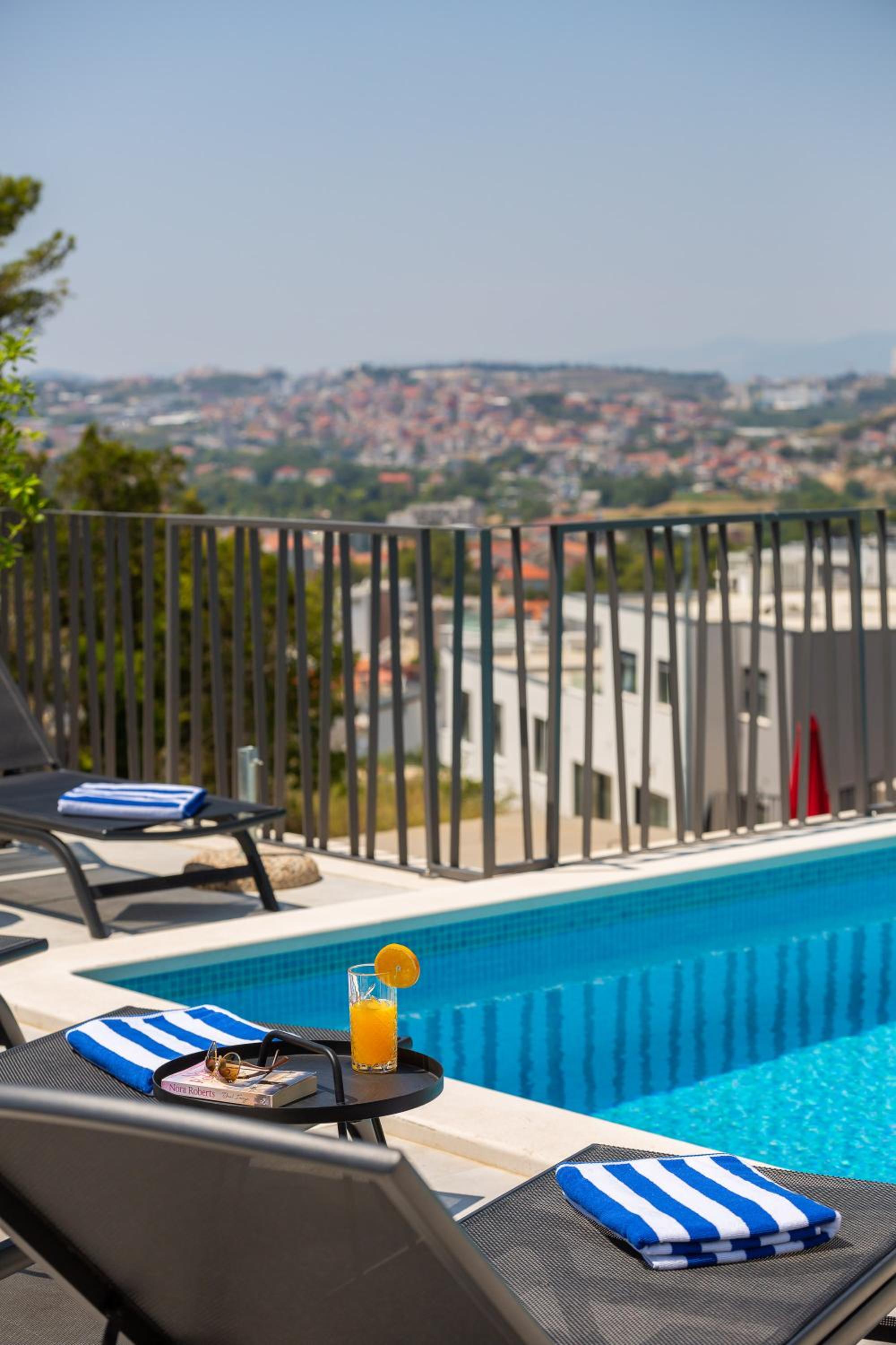 Villa with Private Pool - Photo 37