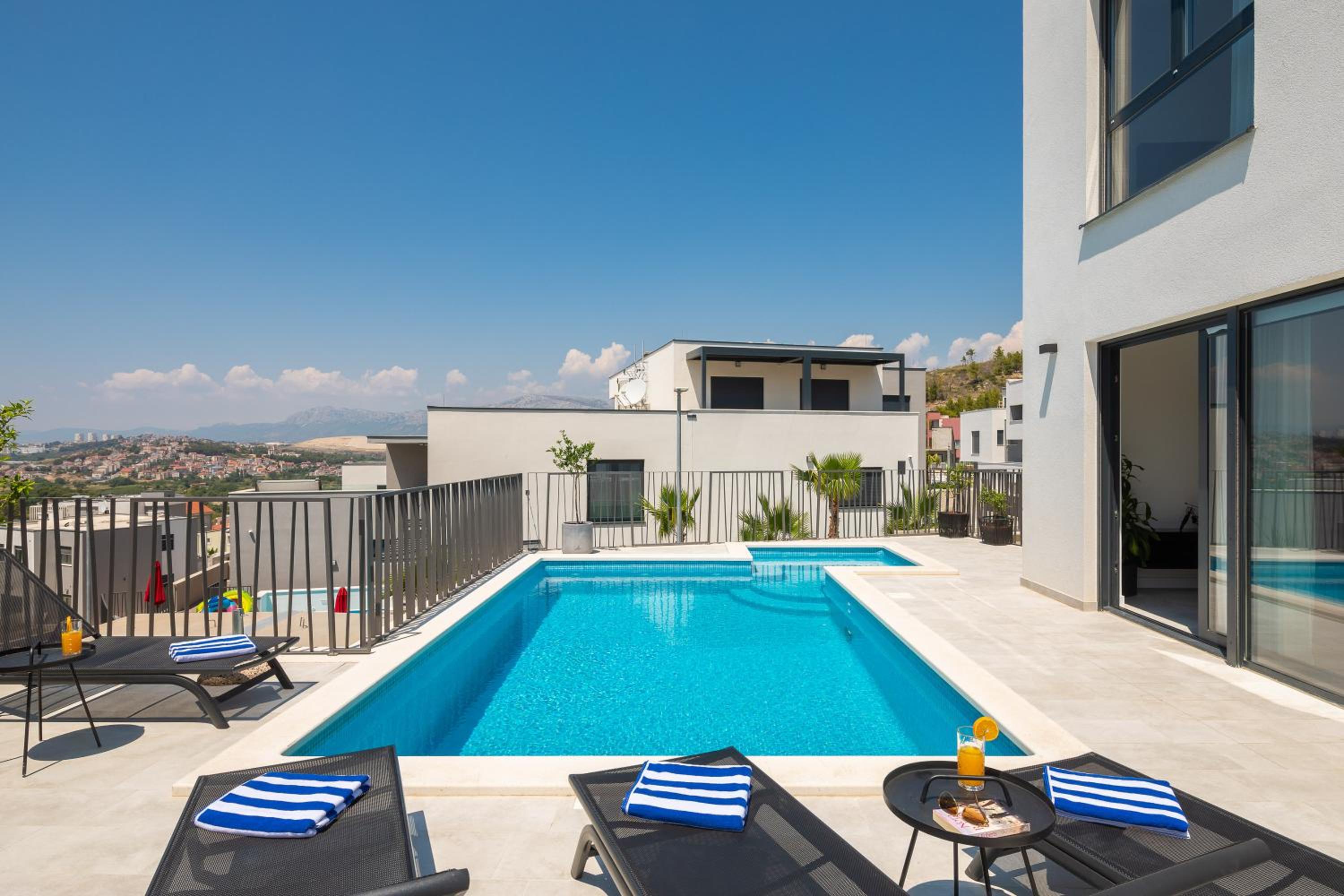 Villa with Private Pool - Photo 38