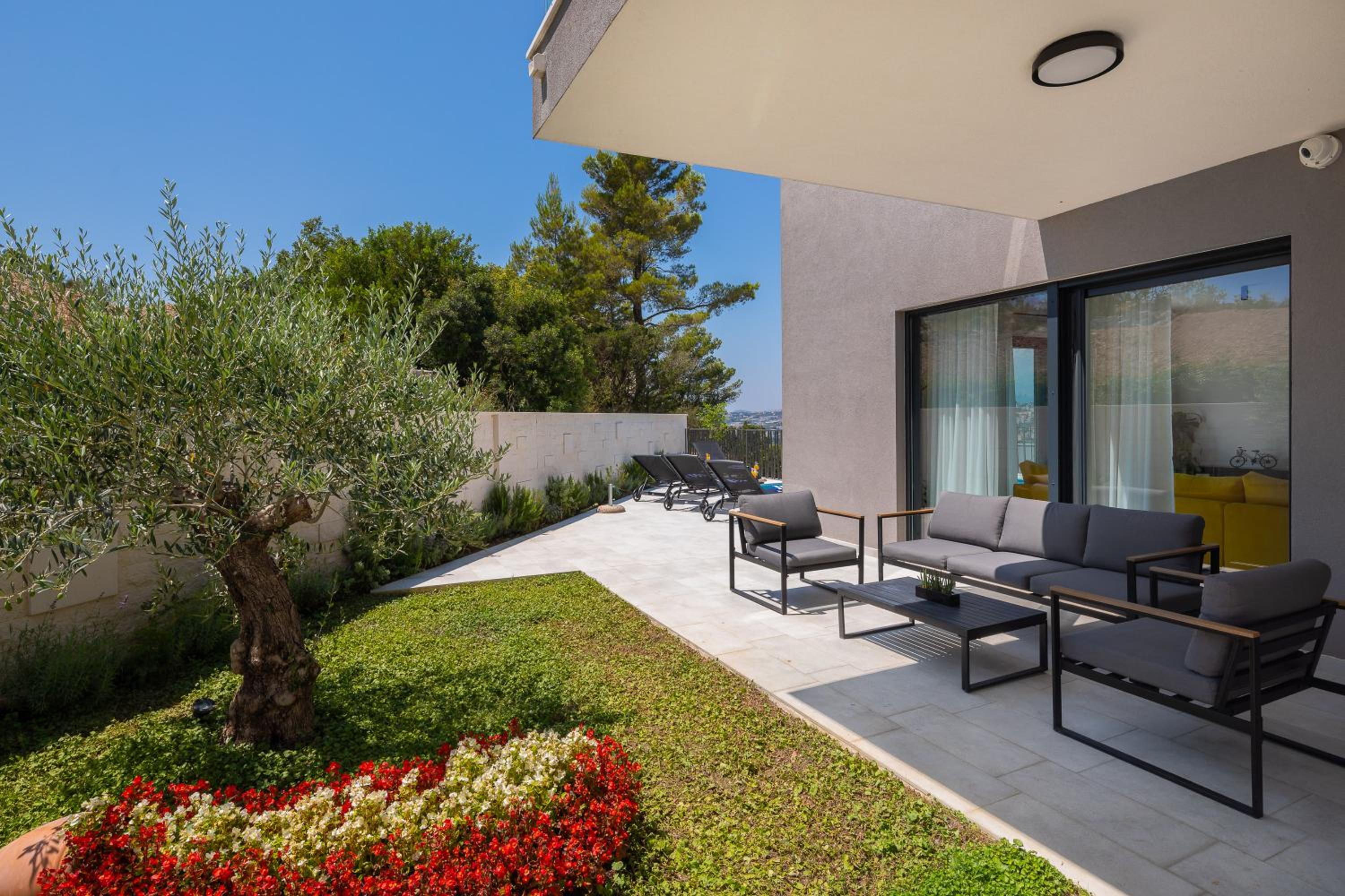 Villa with Private Pool - Photo 41