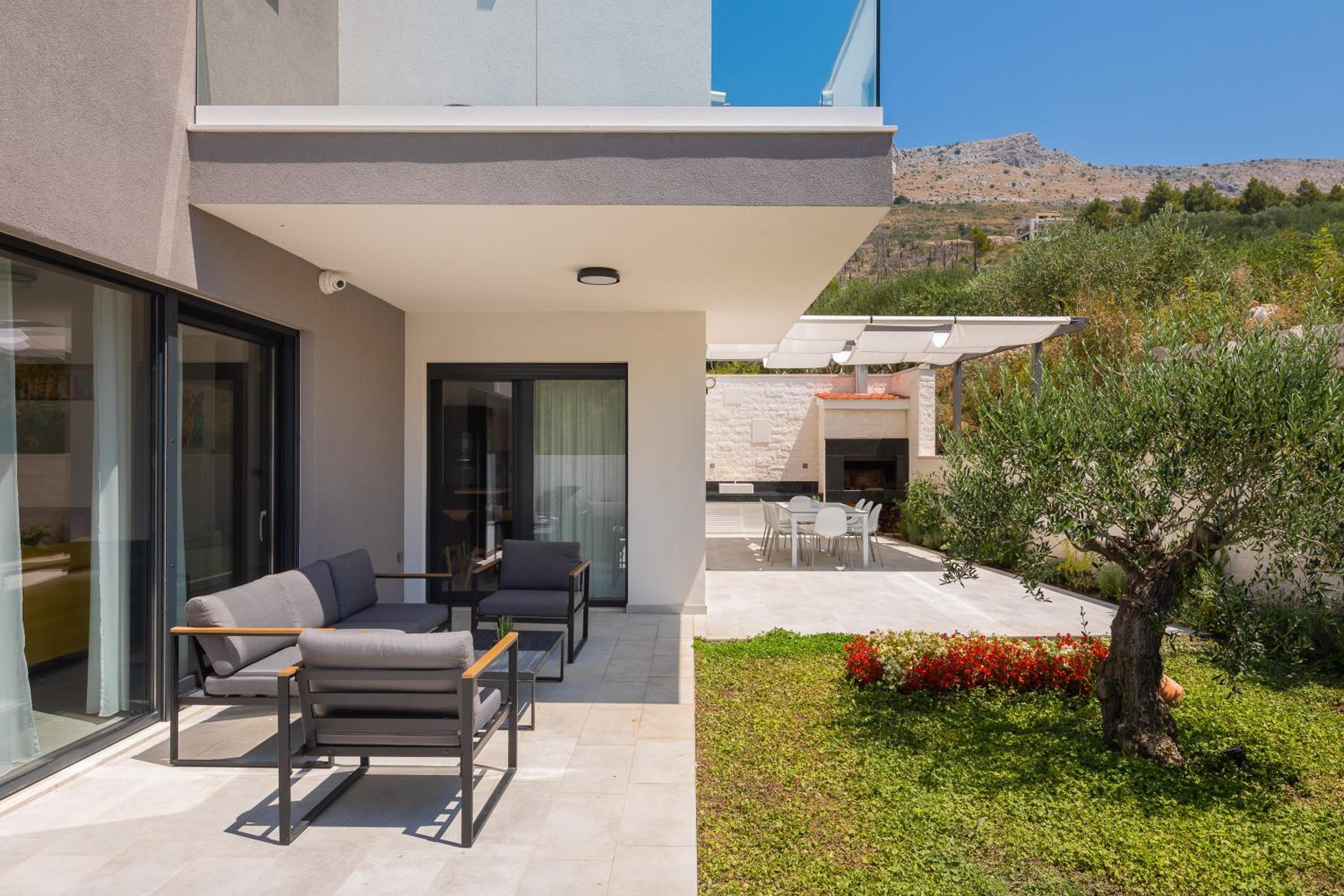 Villa with Private Pool - Photo 42
