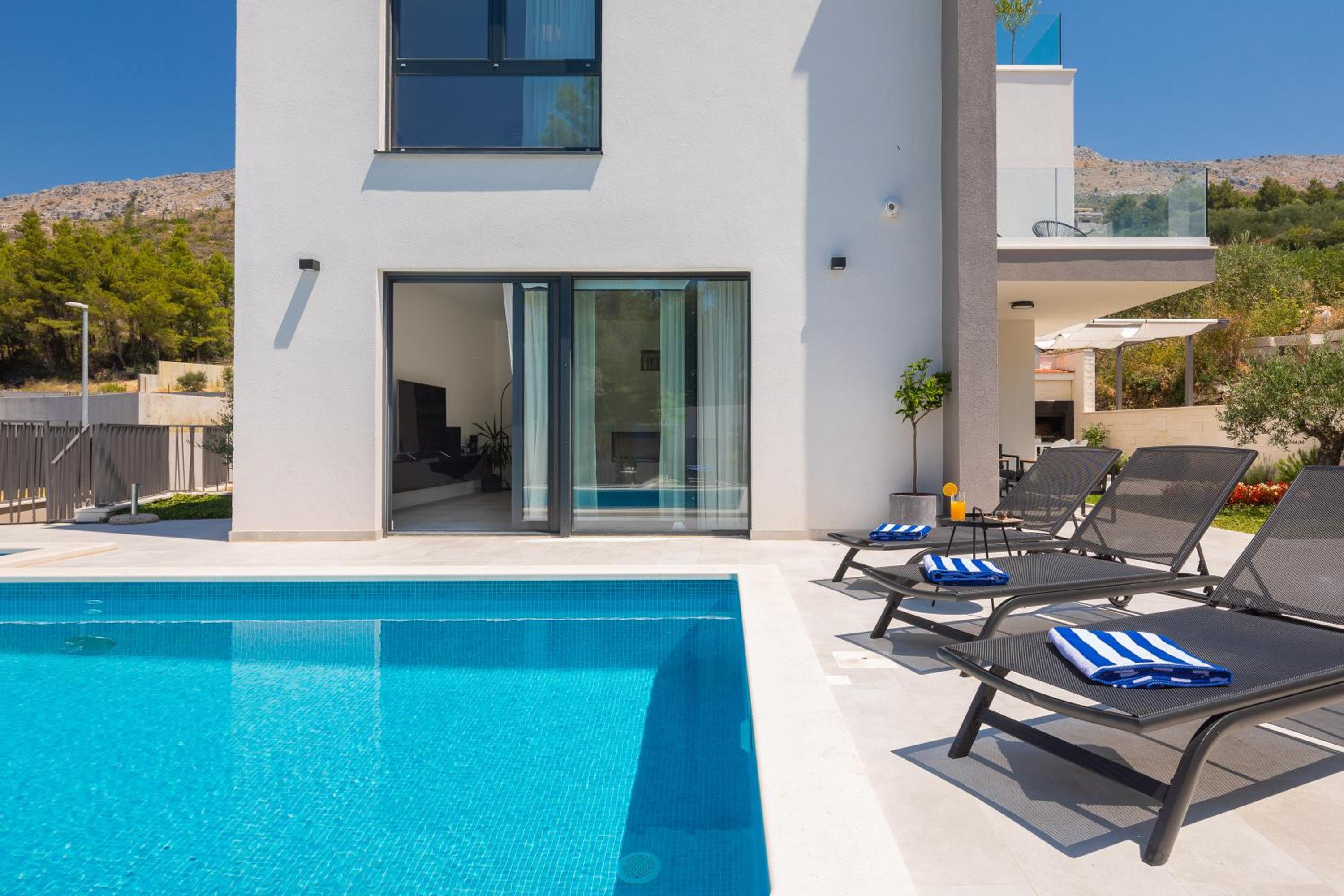 Villa with Private Pool - Photo 43