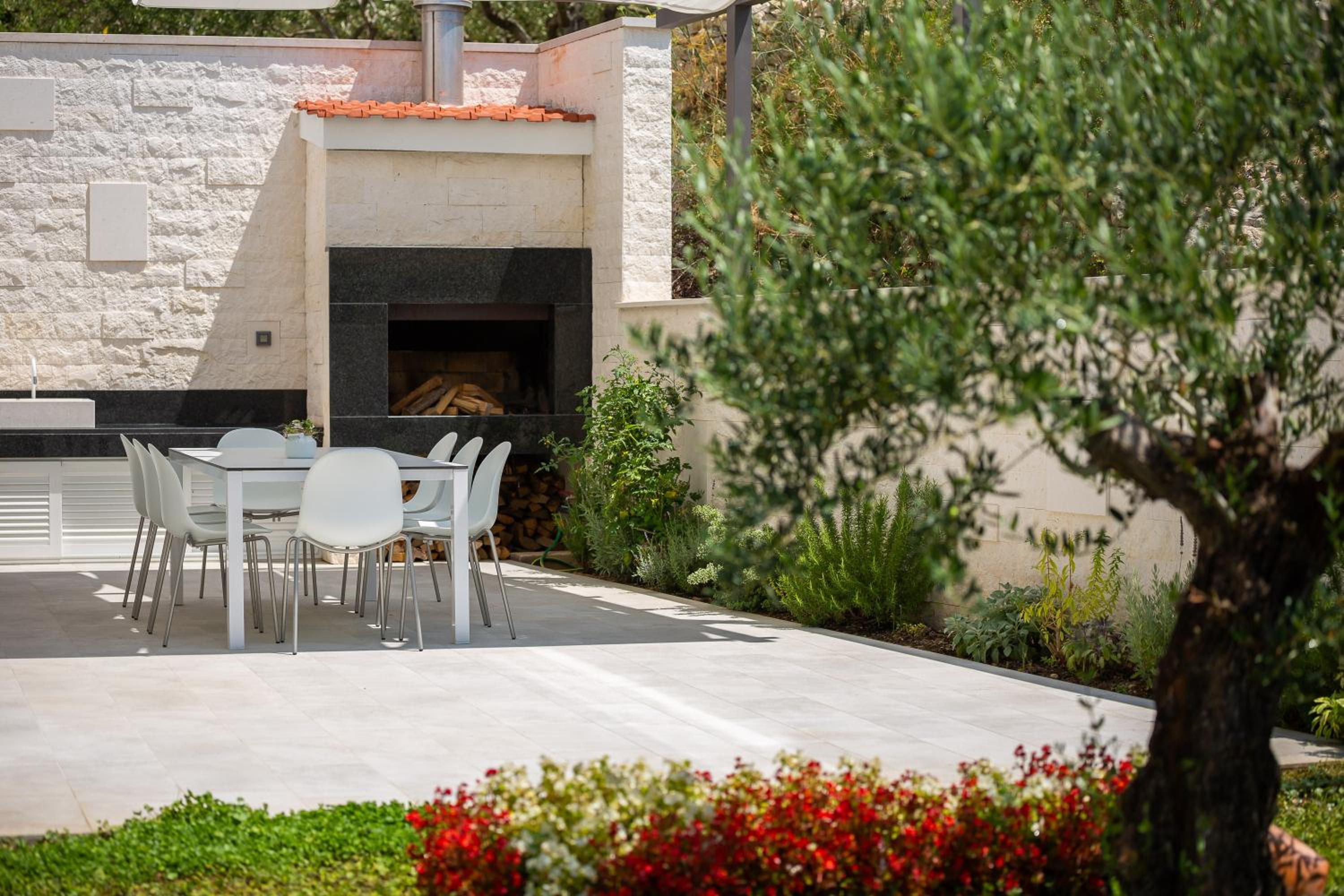 Villa with Private Pool - Photo 44