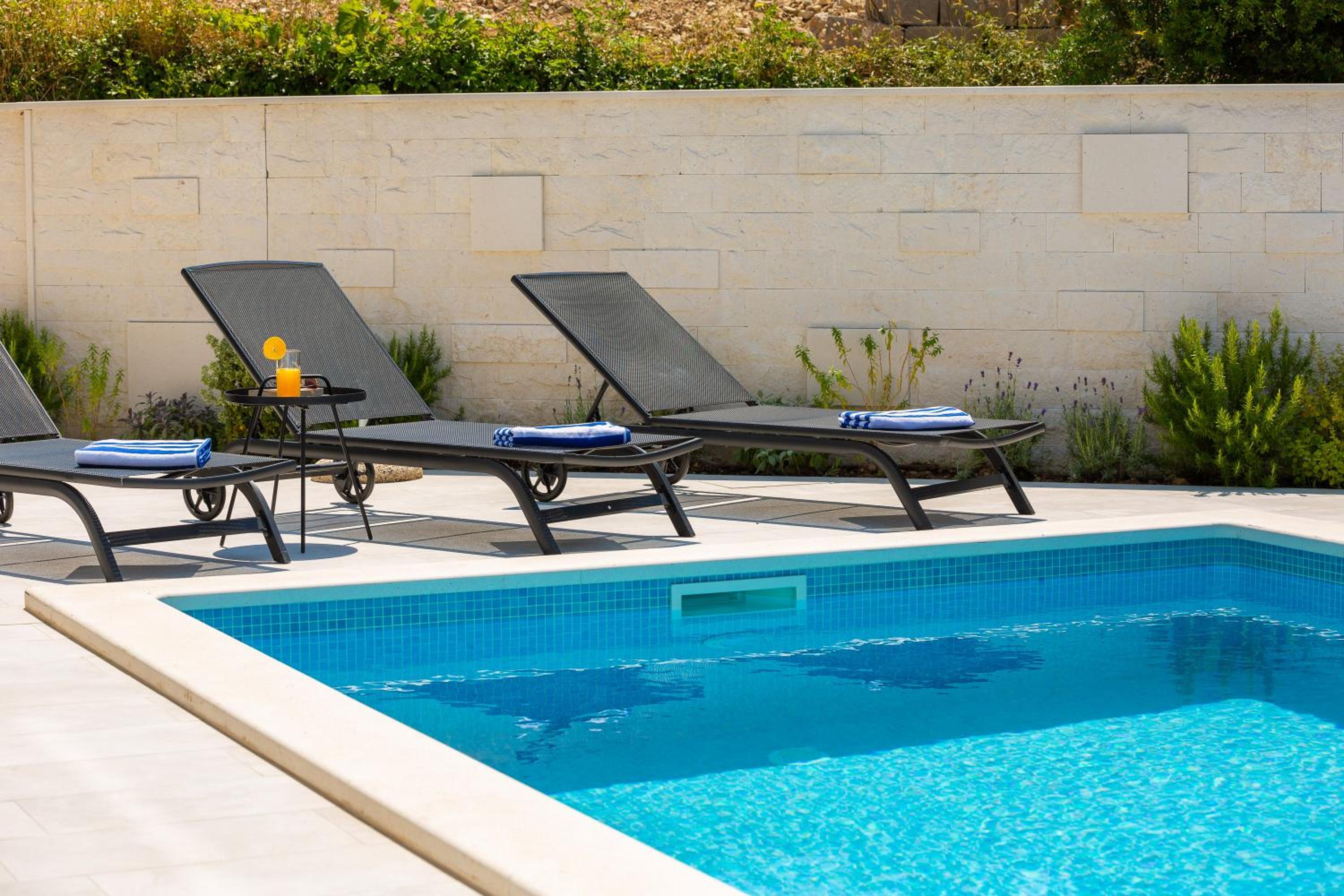 Villa with Private Pool - Photo 47