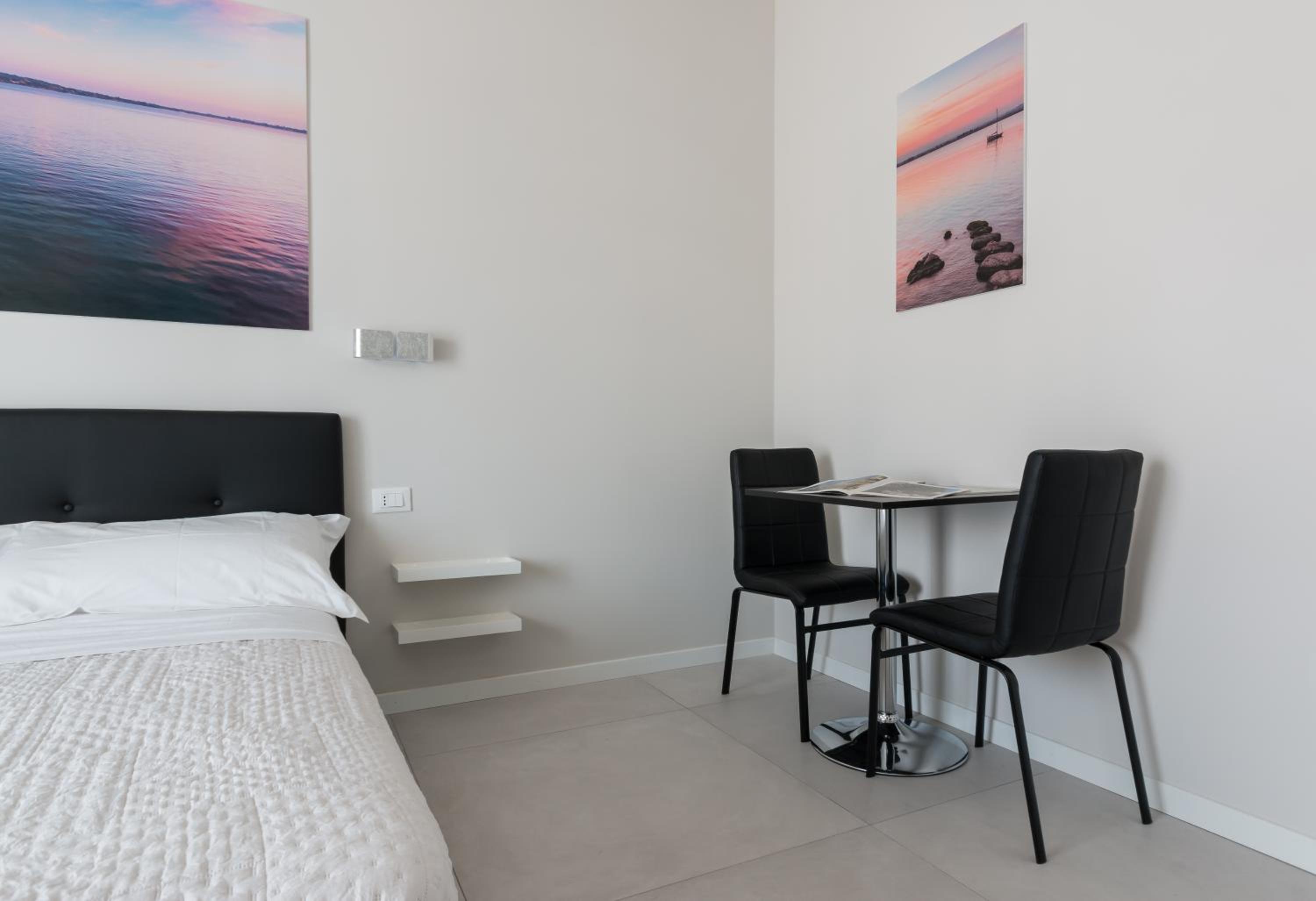 Deluxe Double Room with Balcony - Photo 17