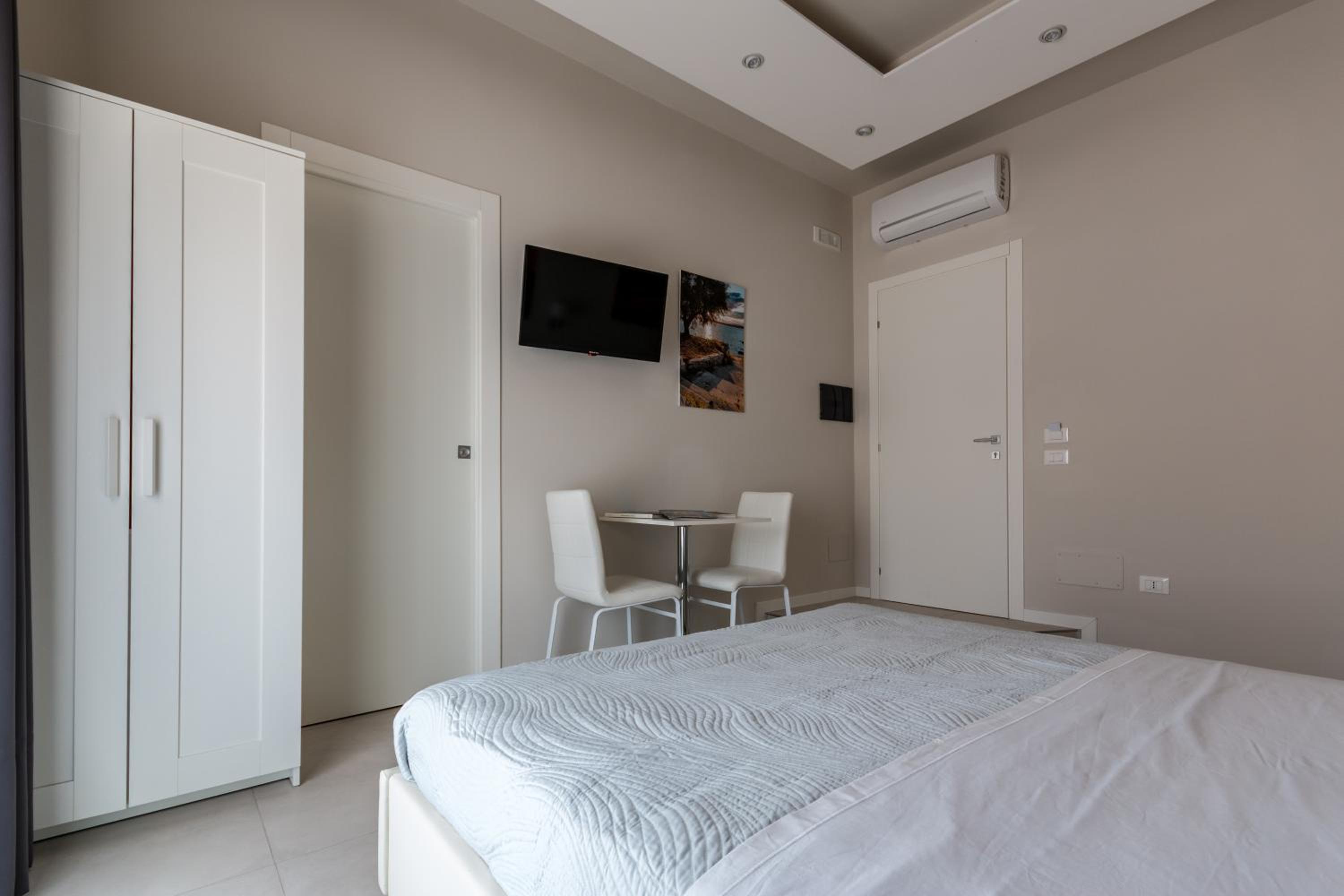 Deluxe Double Room with Balcony - Photo 3