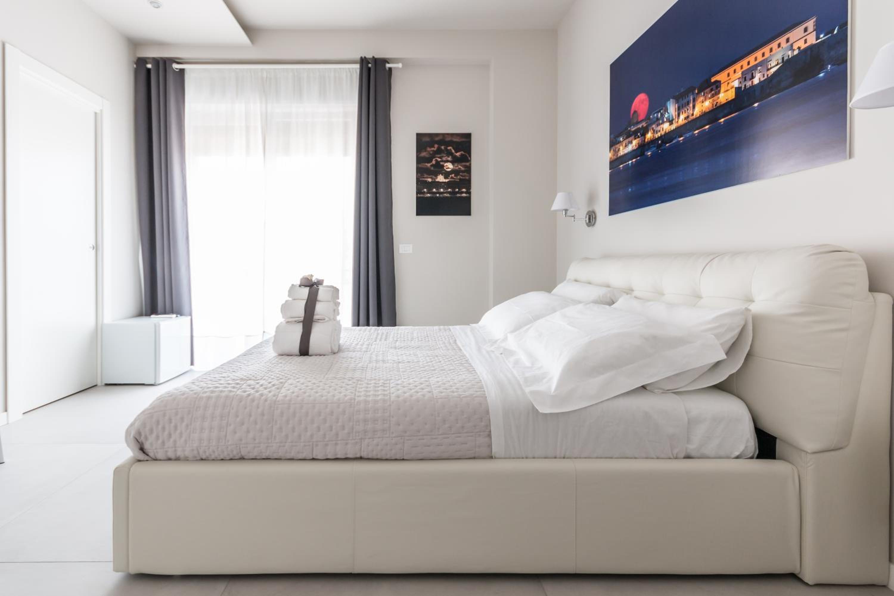 Deluxe Double Room with Balcony - Photo 9