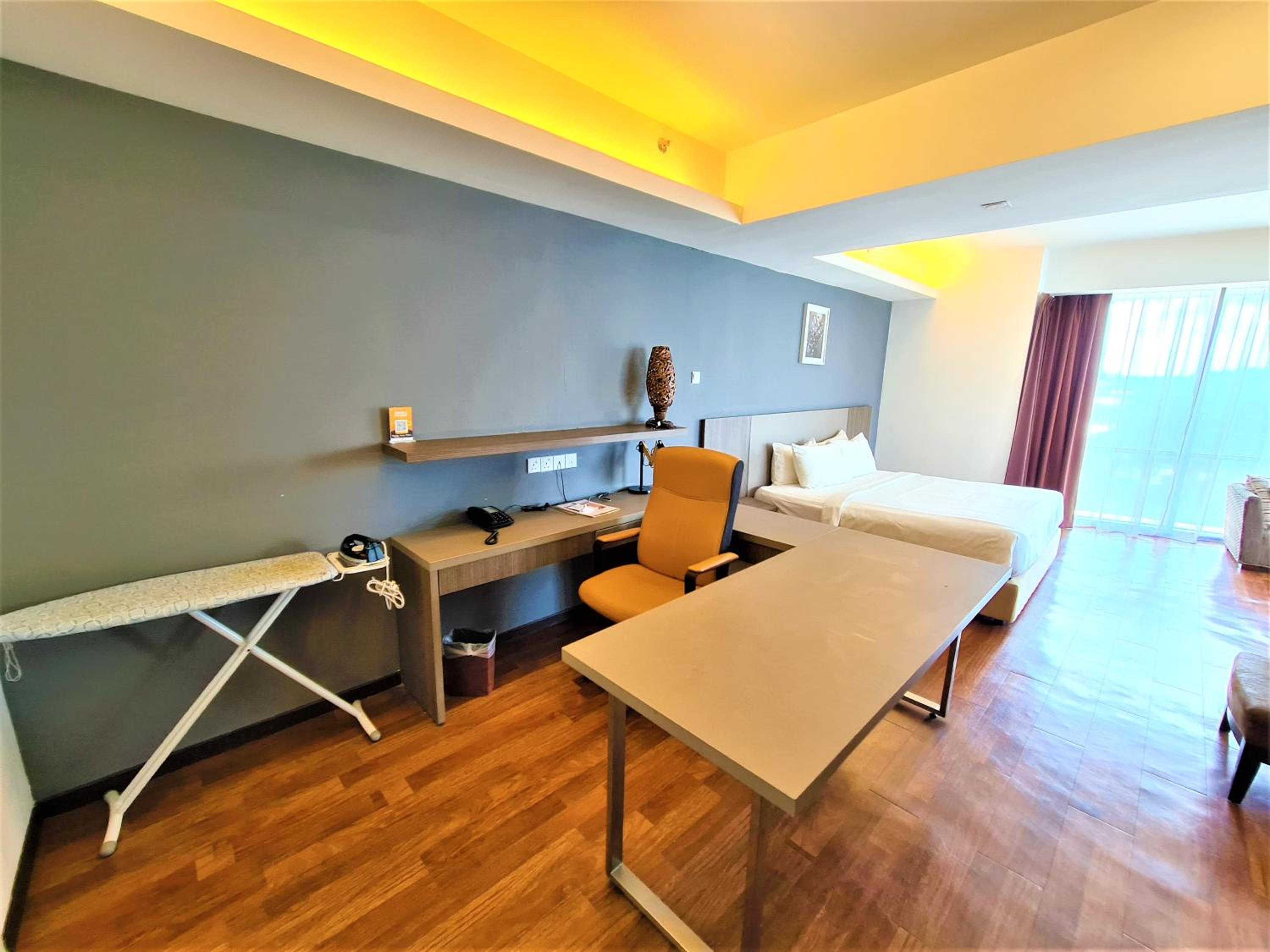 Executive Suite - Photo 3