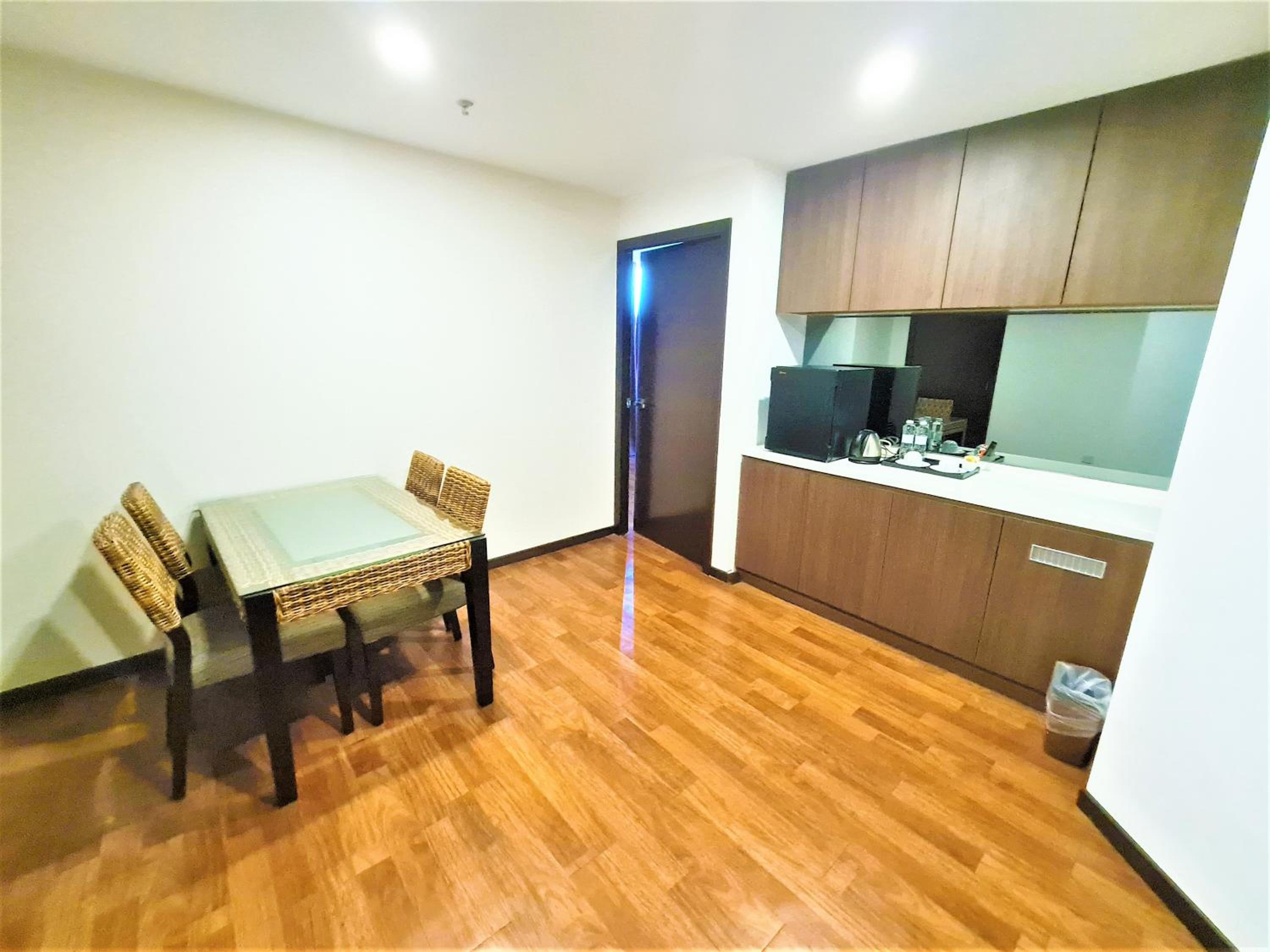 Deluxe King Room - Photo 7