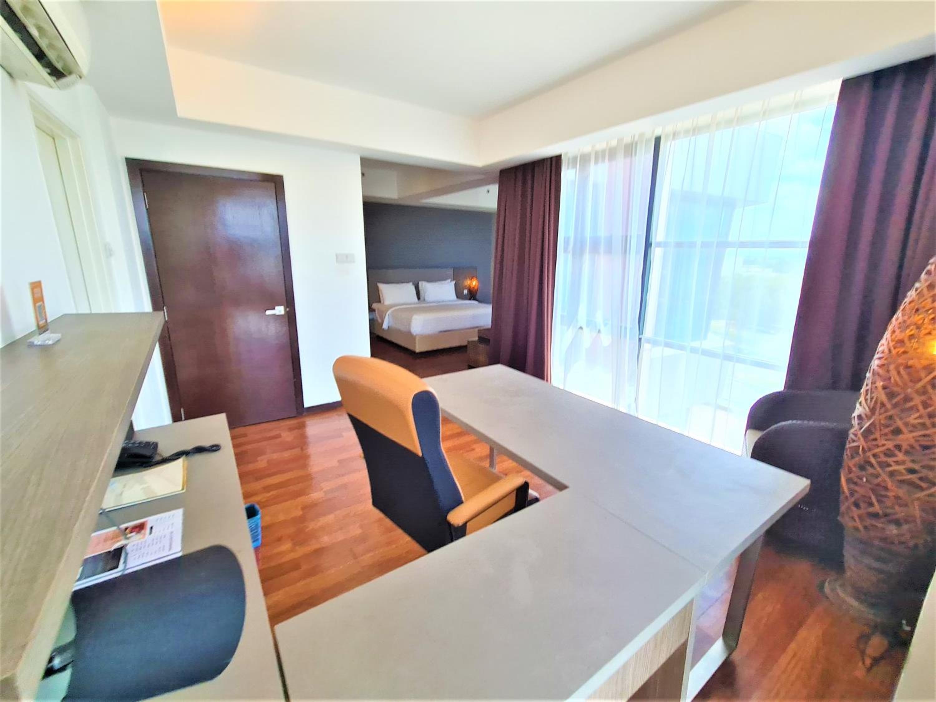 Executive Suite - Photo 6