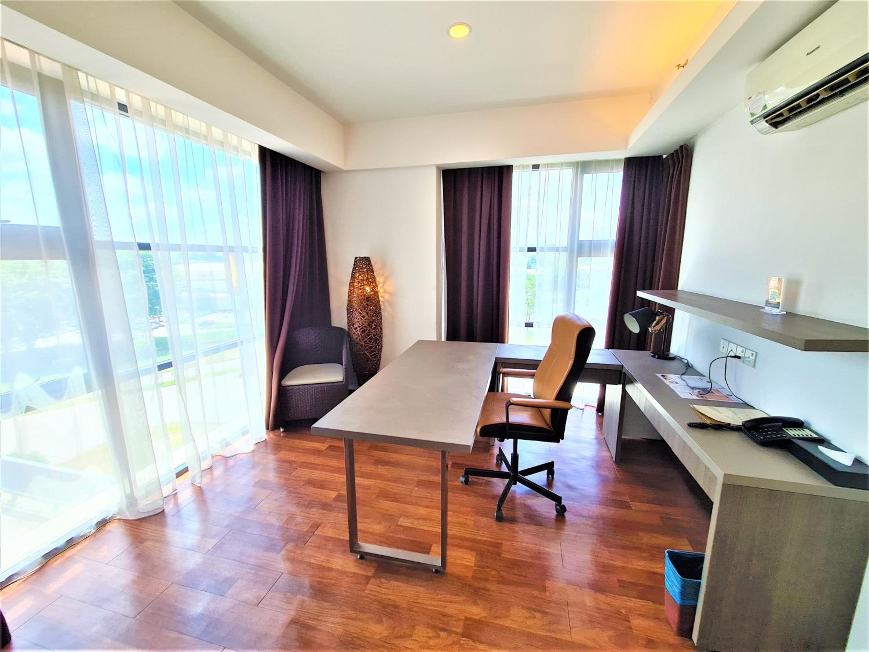 Deluxe King Room - Photo 8