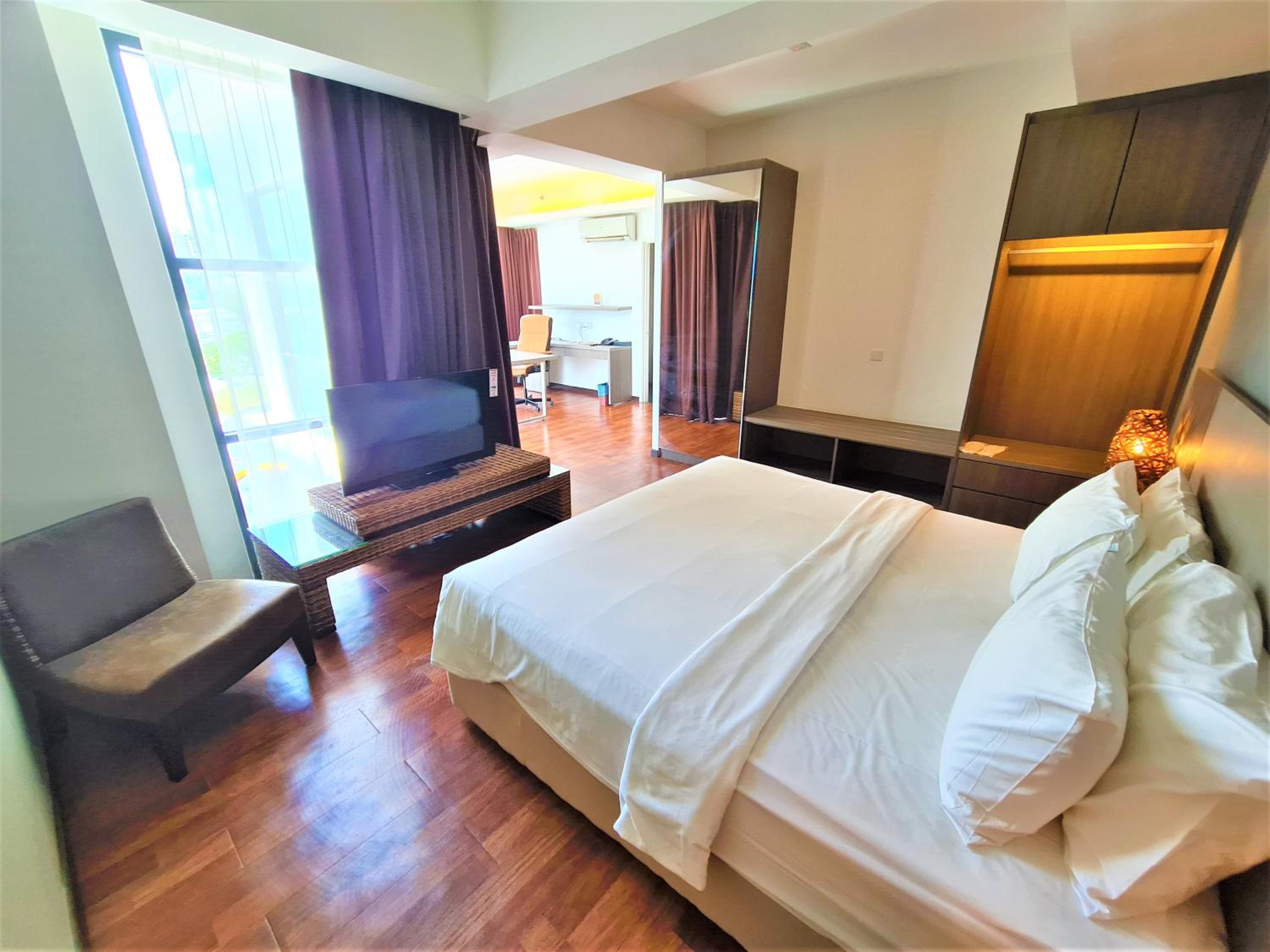 Deluxe King Room - Photo 9