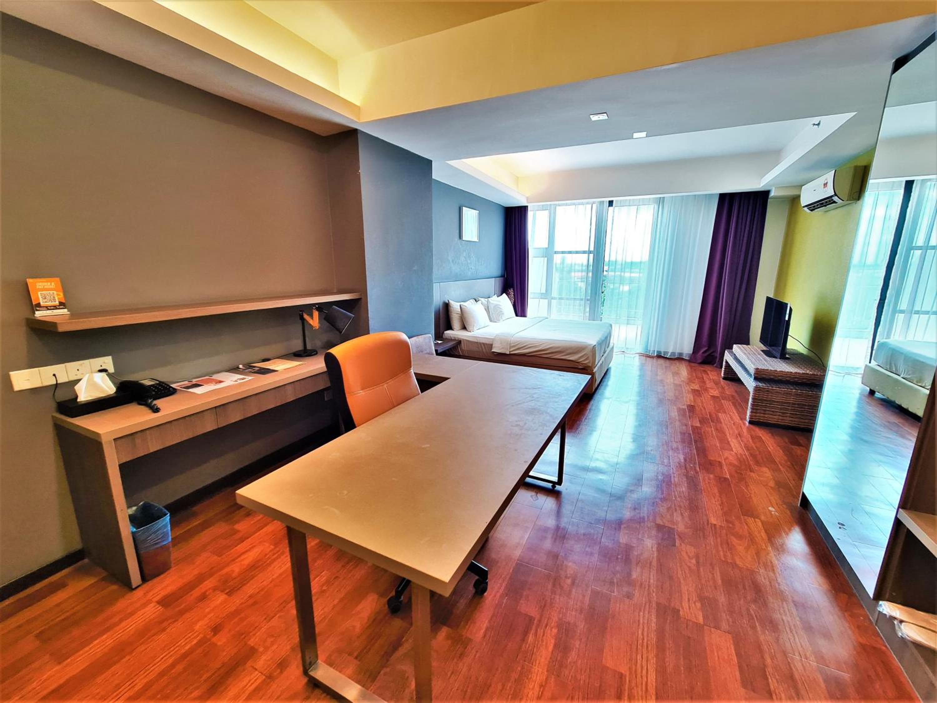 Deluxe King Room - Photo 9