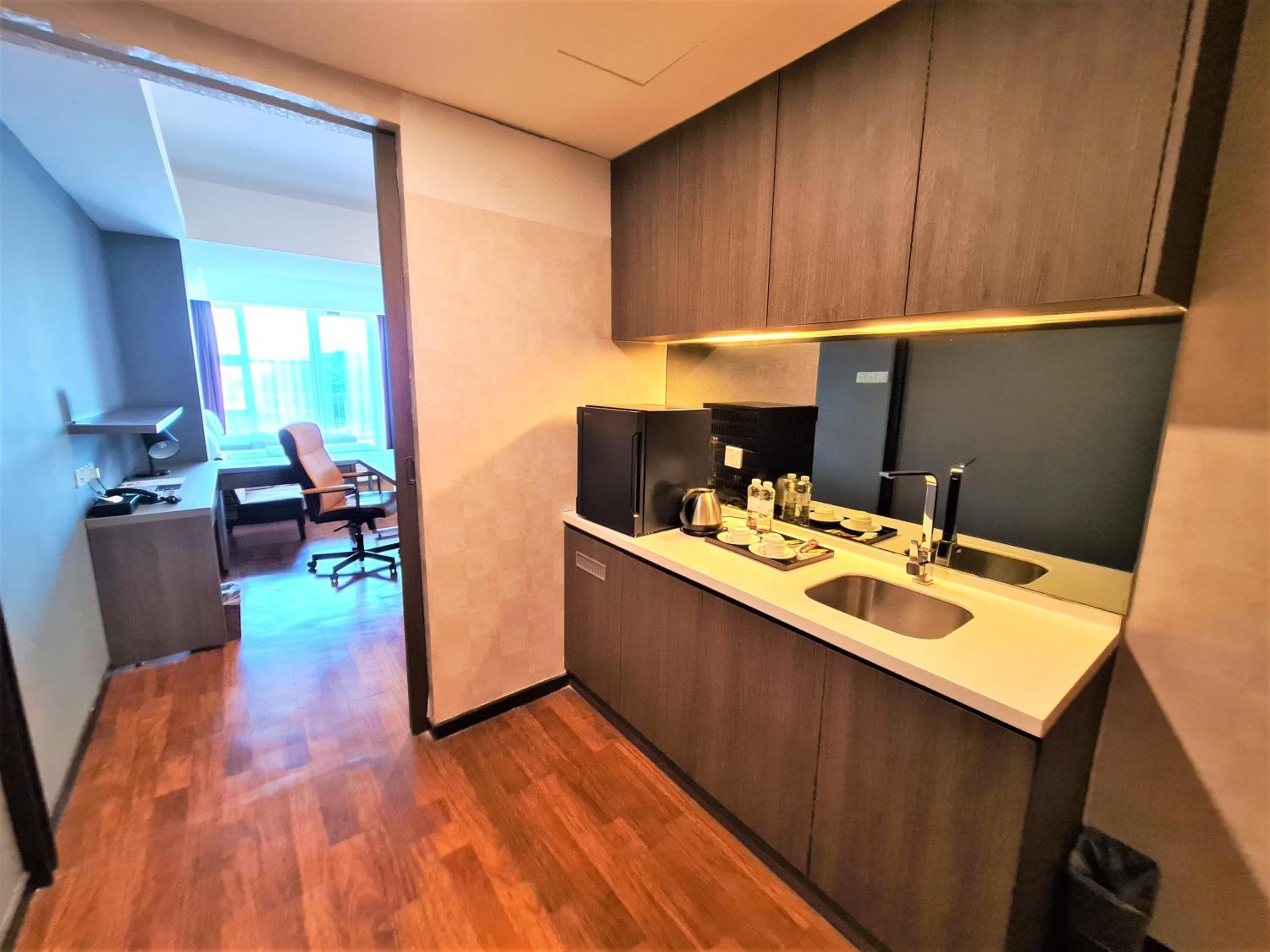 Deluxe King Room - Photo 10