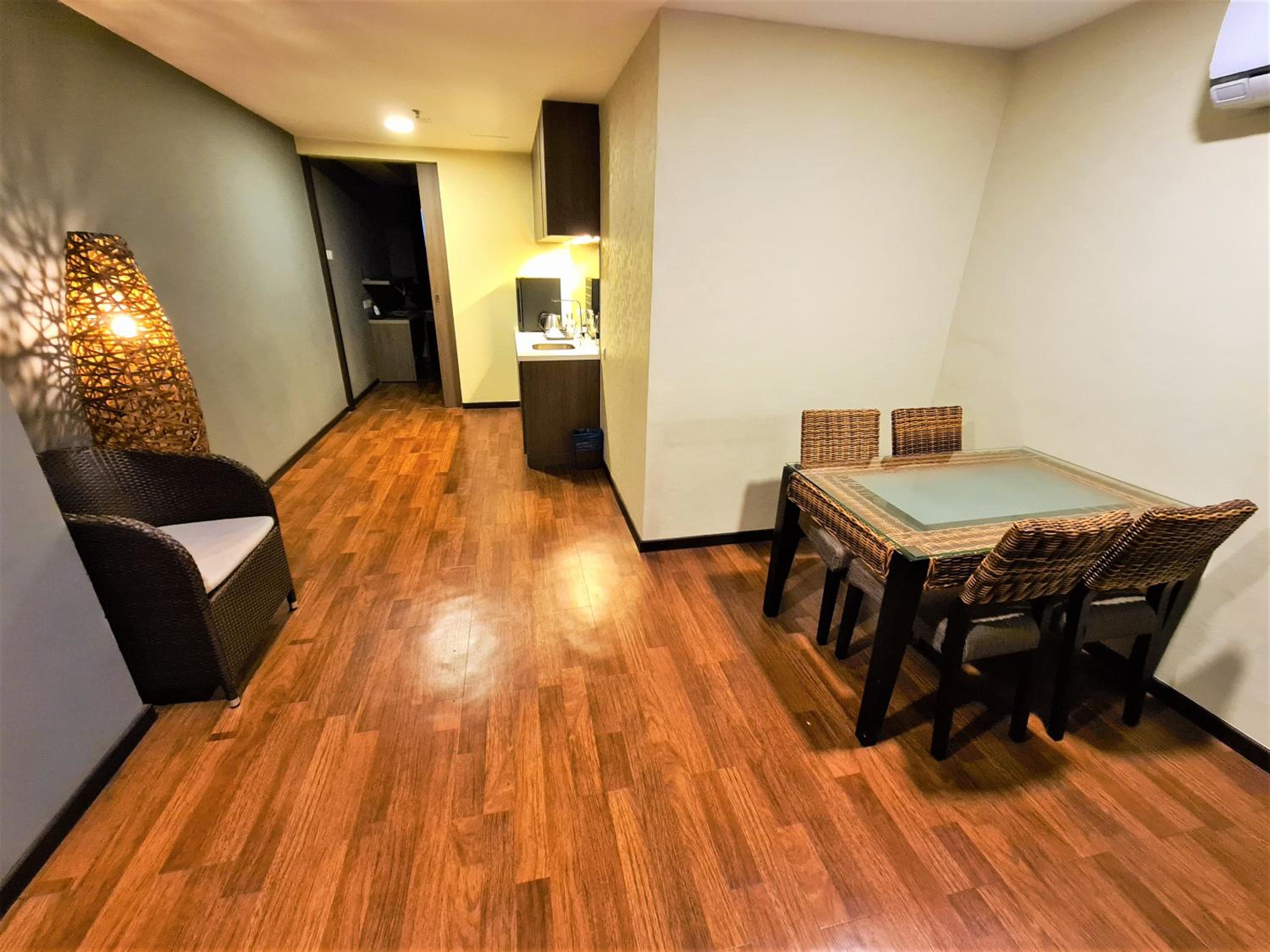 Deluxe King Room - Photo 11