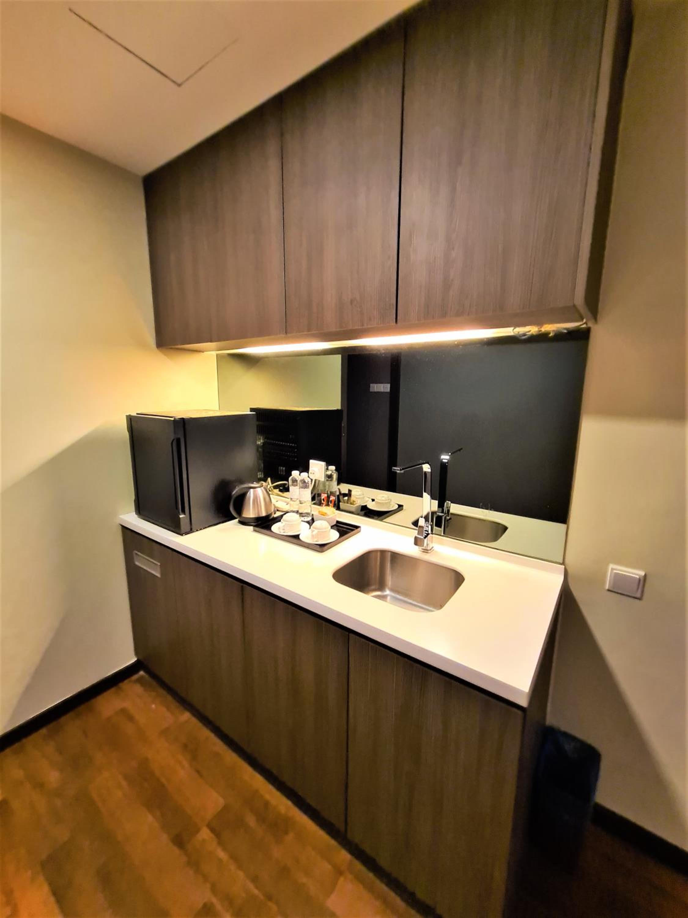 Deluxe King Room - Photo 12