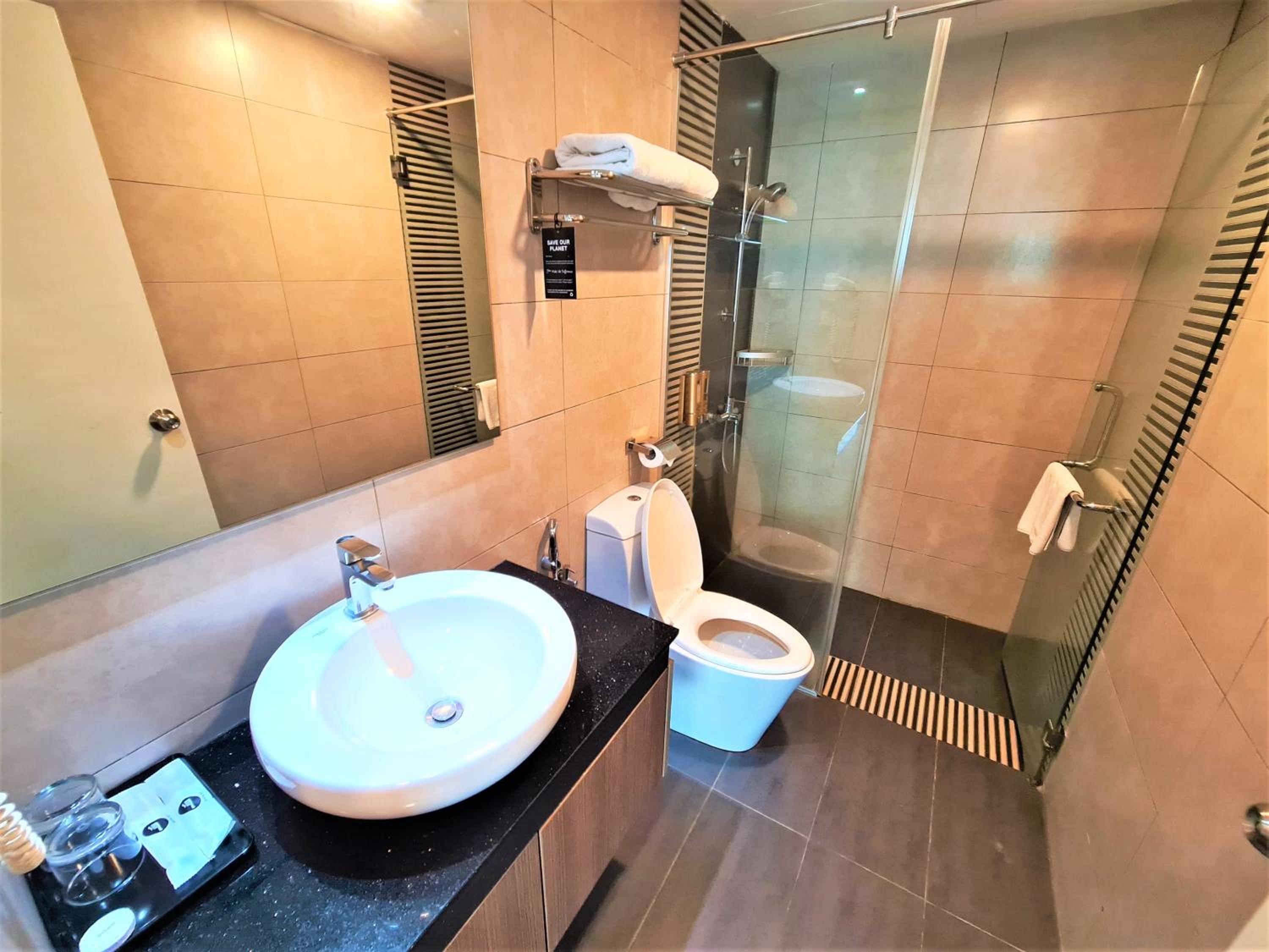 Deluxe King Room - Photo 13