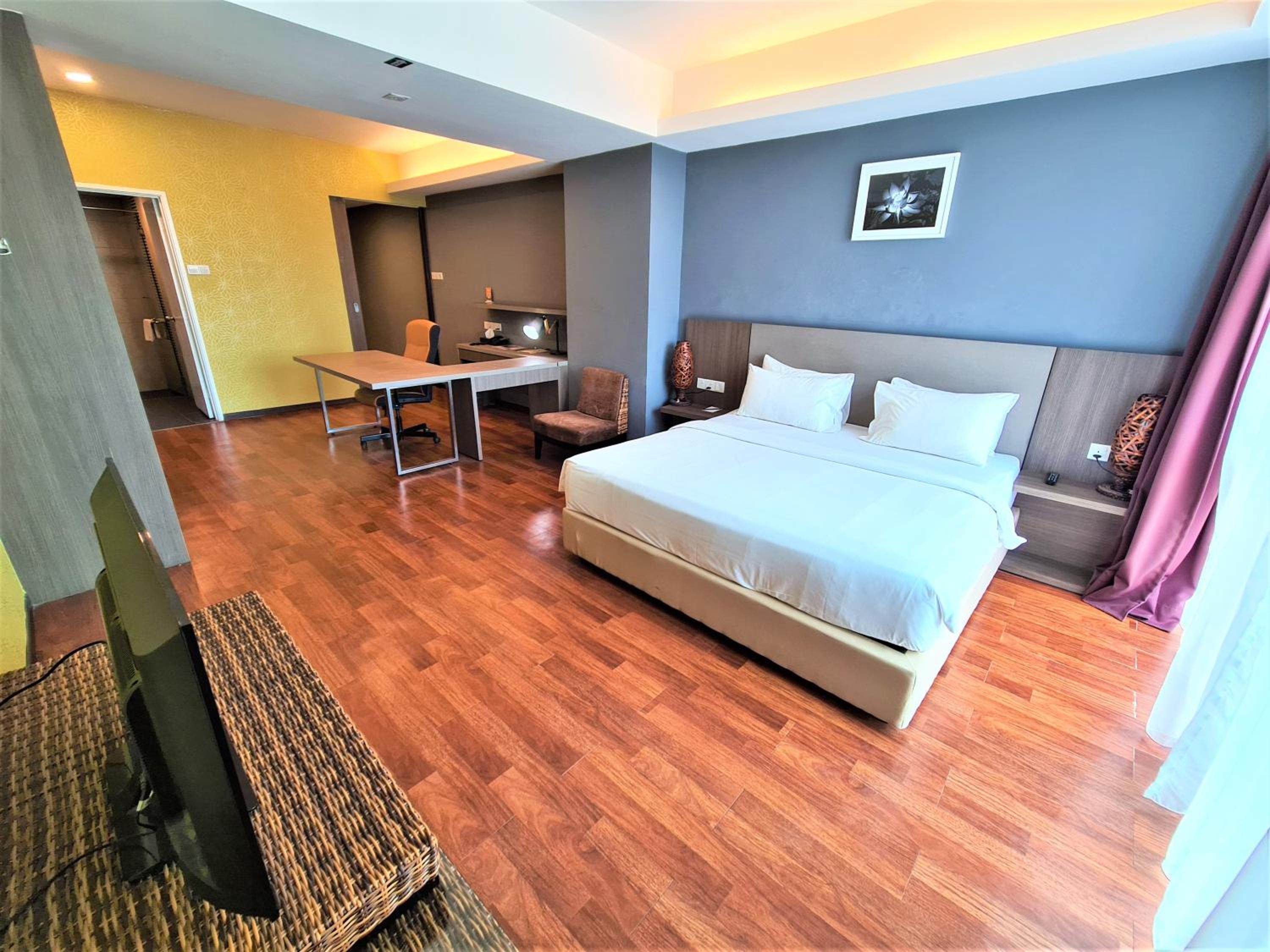Deluxe King Room - Photo 16