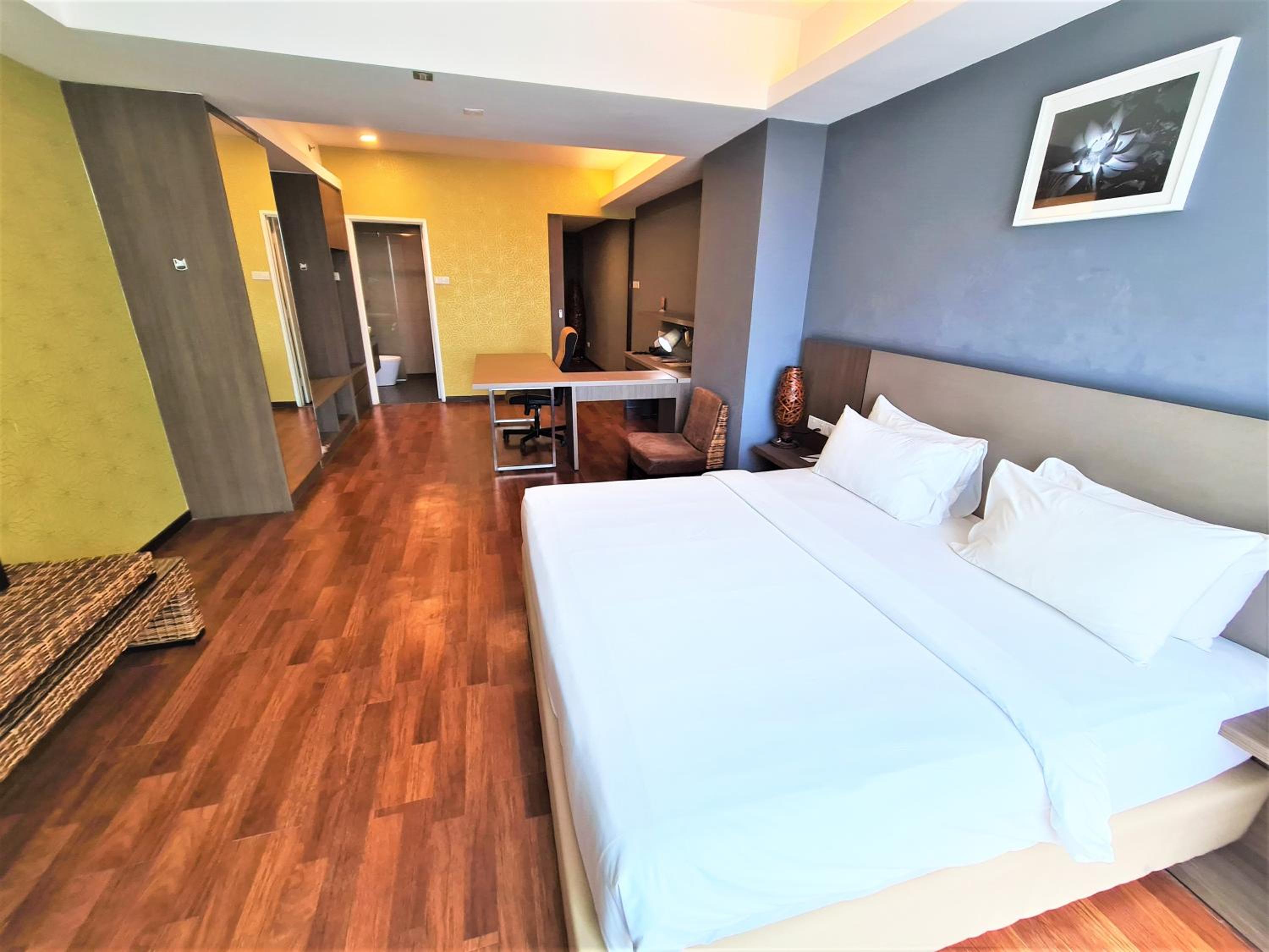 Deluxe King Room - Photo 17