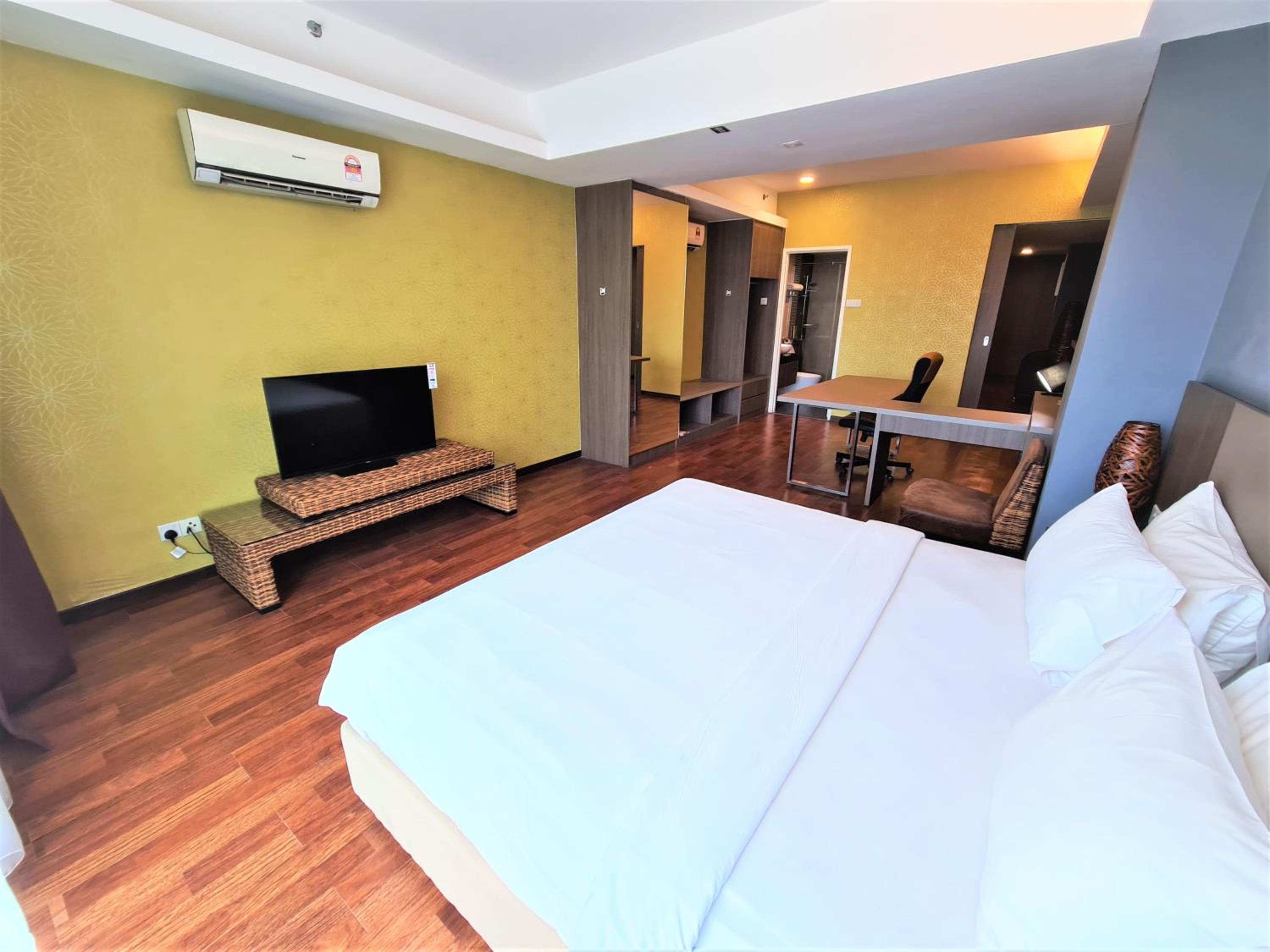 Deluxe King Room - Photo 18