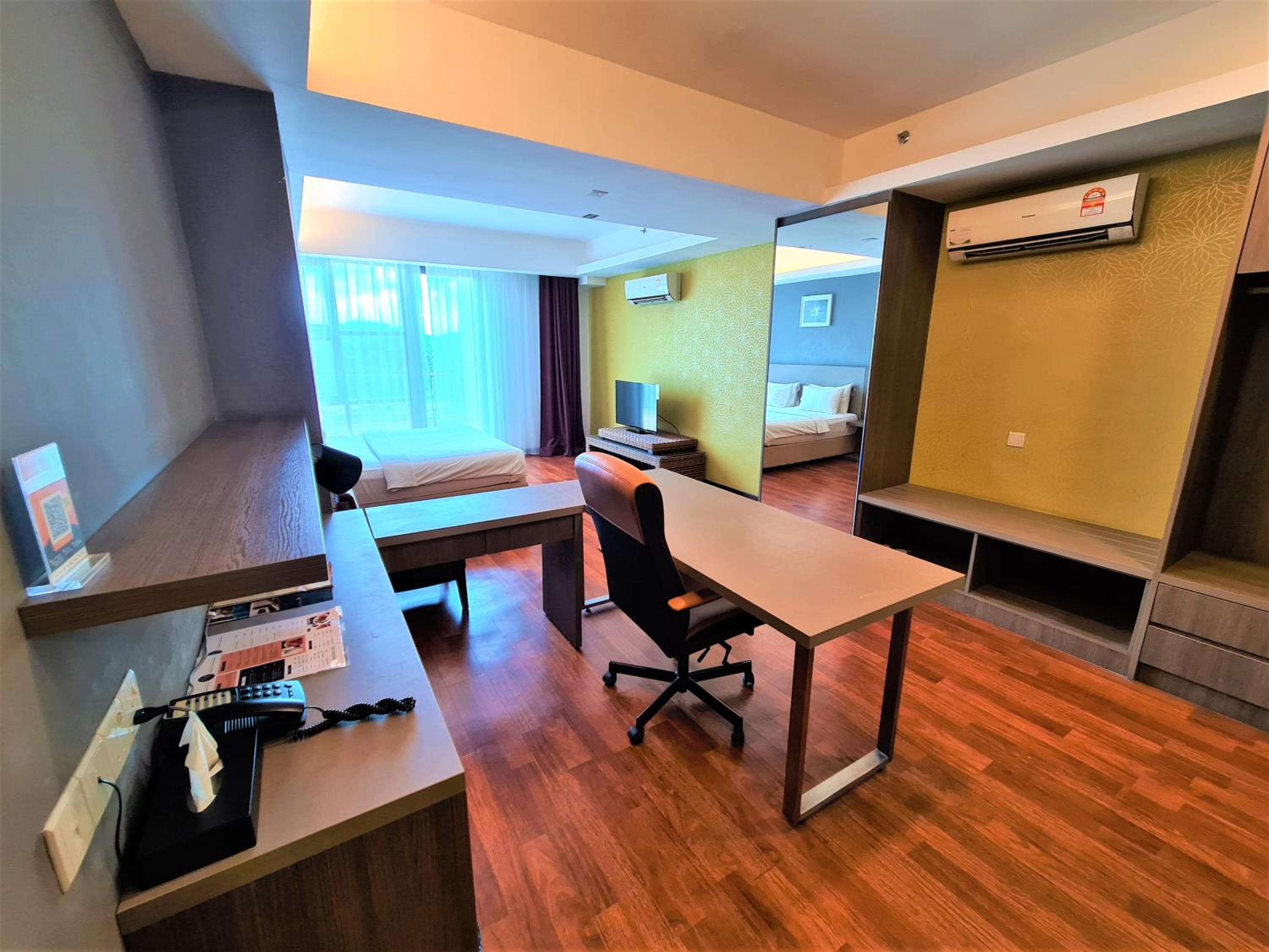 Deluxe King Room - Photo 19