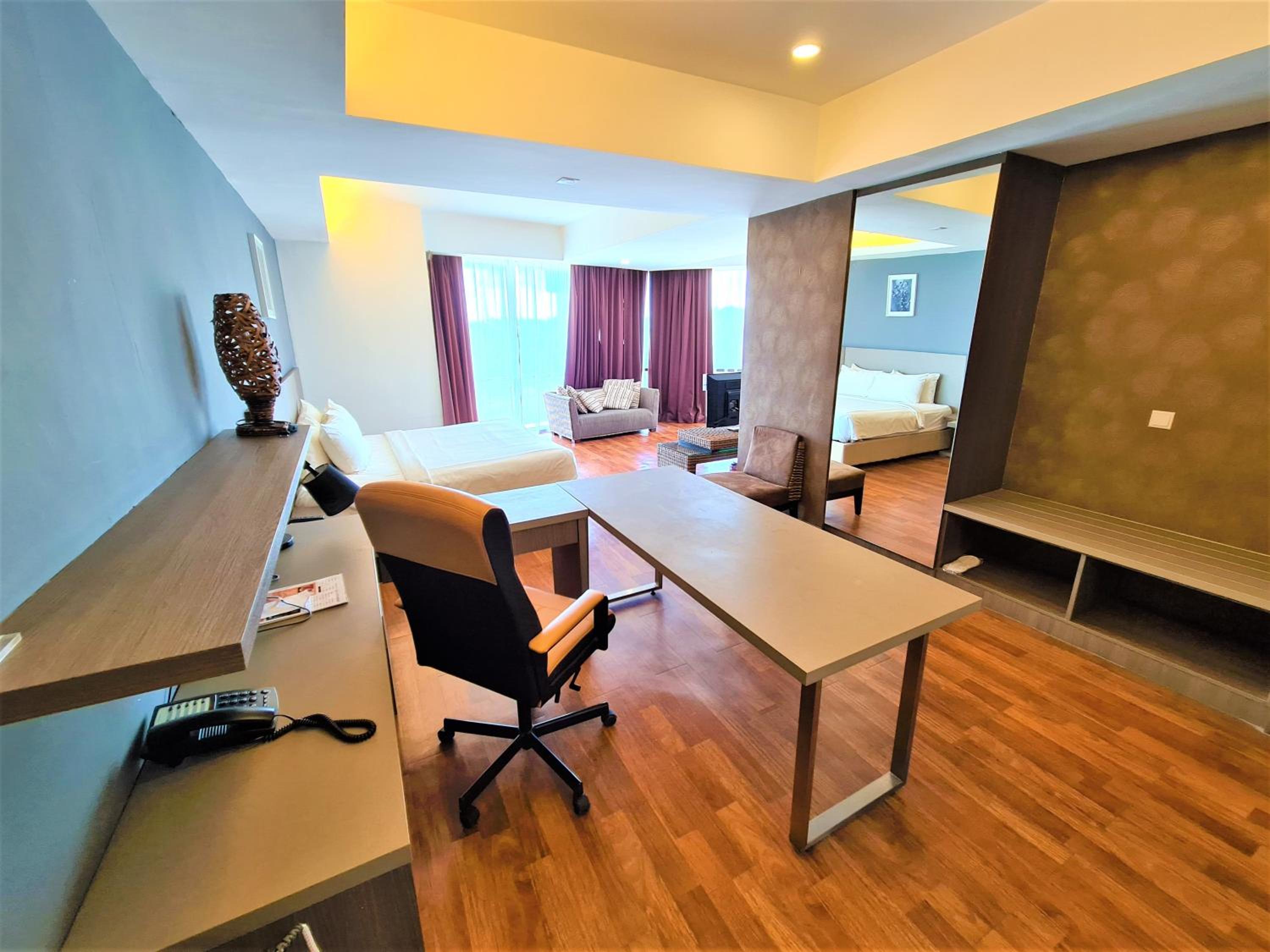 Executive Suite - Photo 9