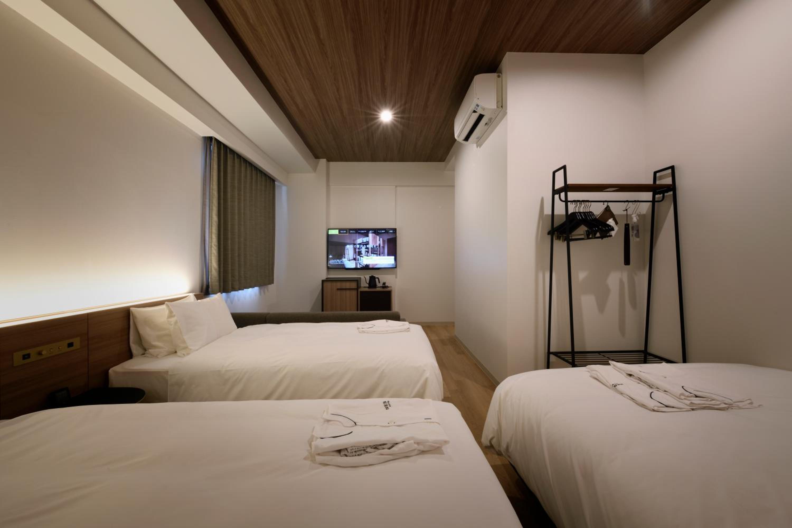 Quadruple Room - Non-Smoking - Photo 4