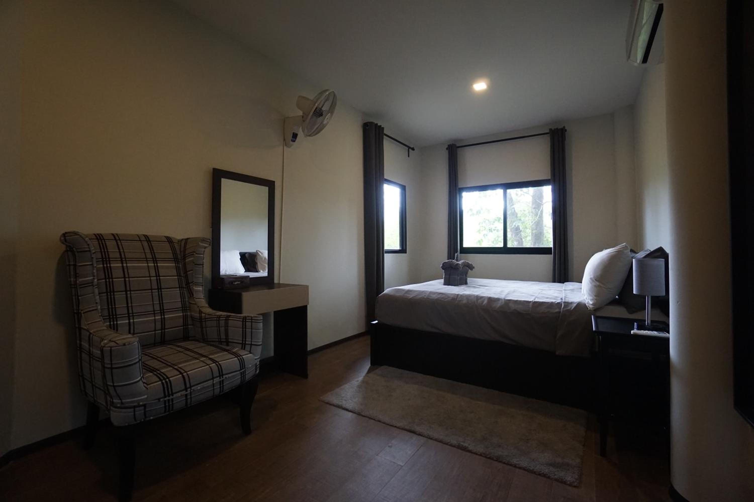 Family Room with Garden View - Photo 3
