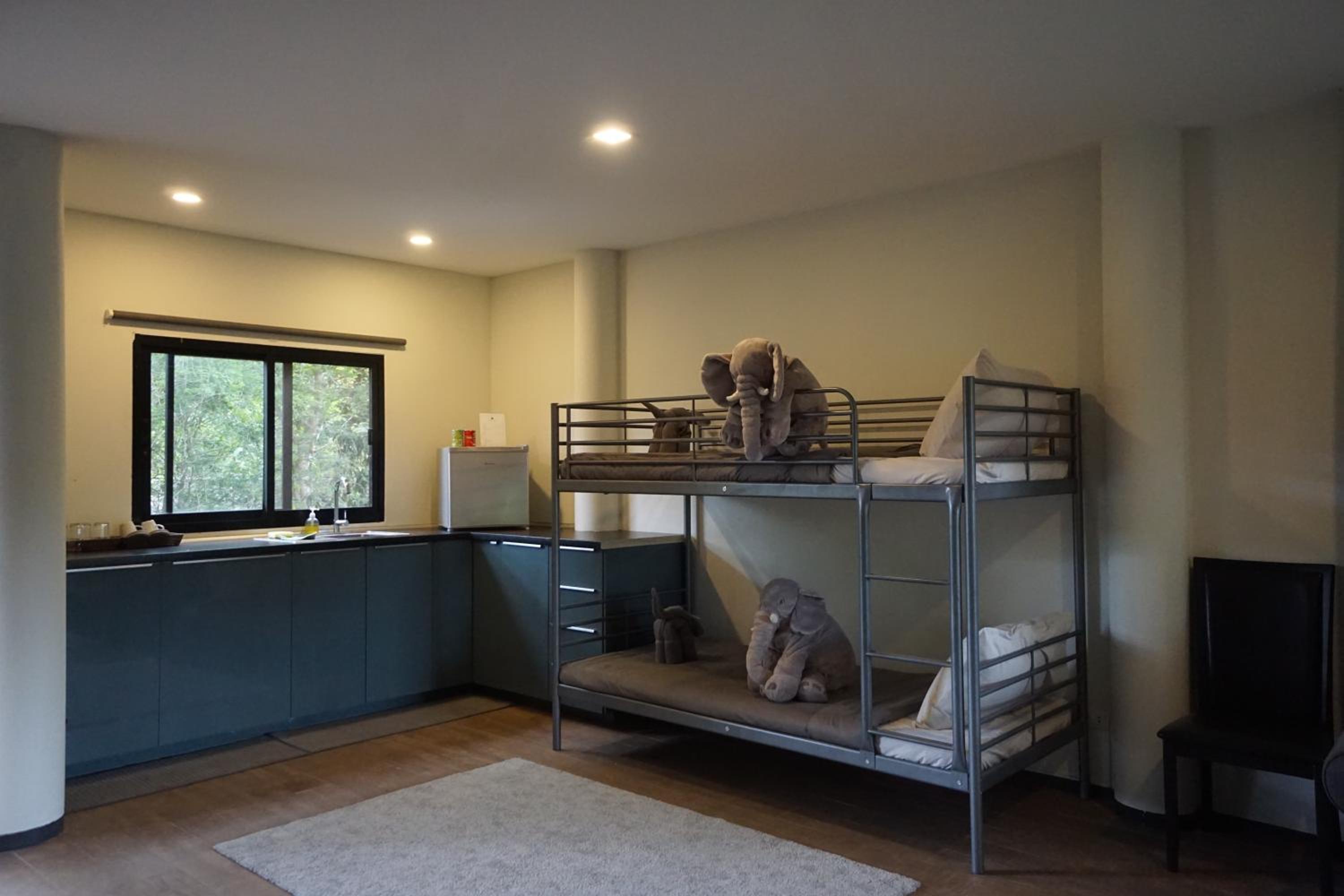 Family Room with Garden View - Photo 4