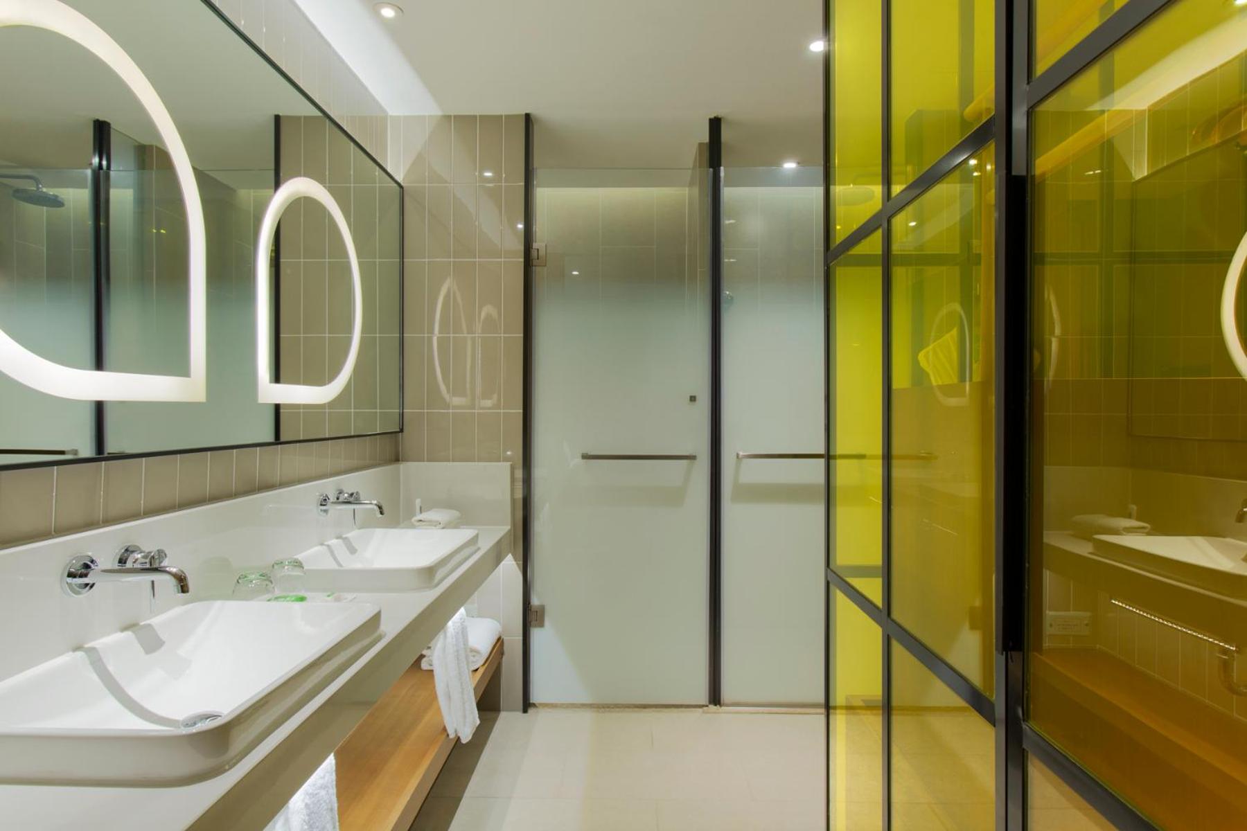 Standard King Room with City View - High Floor photo 2