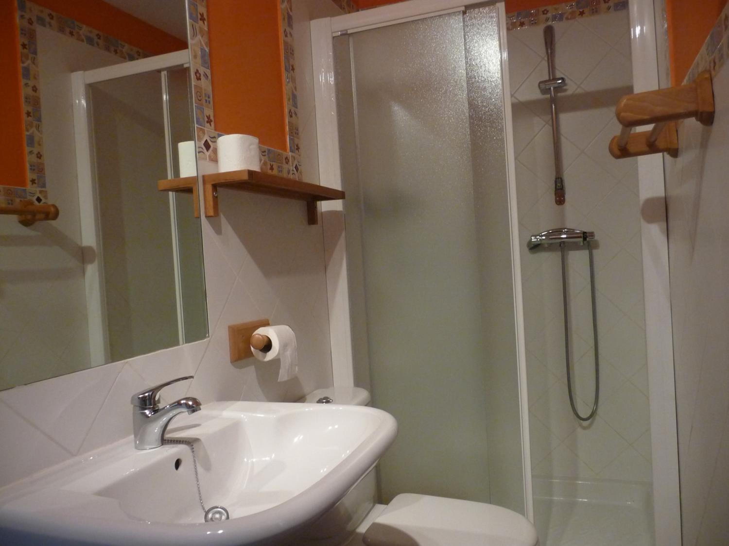 Single Room with Private Bathroom photo 3