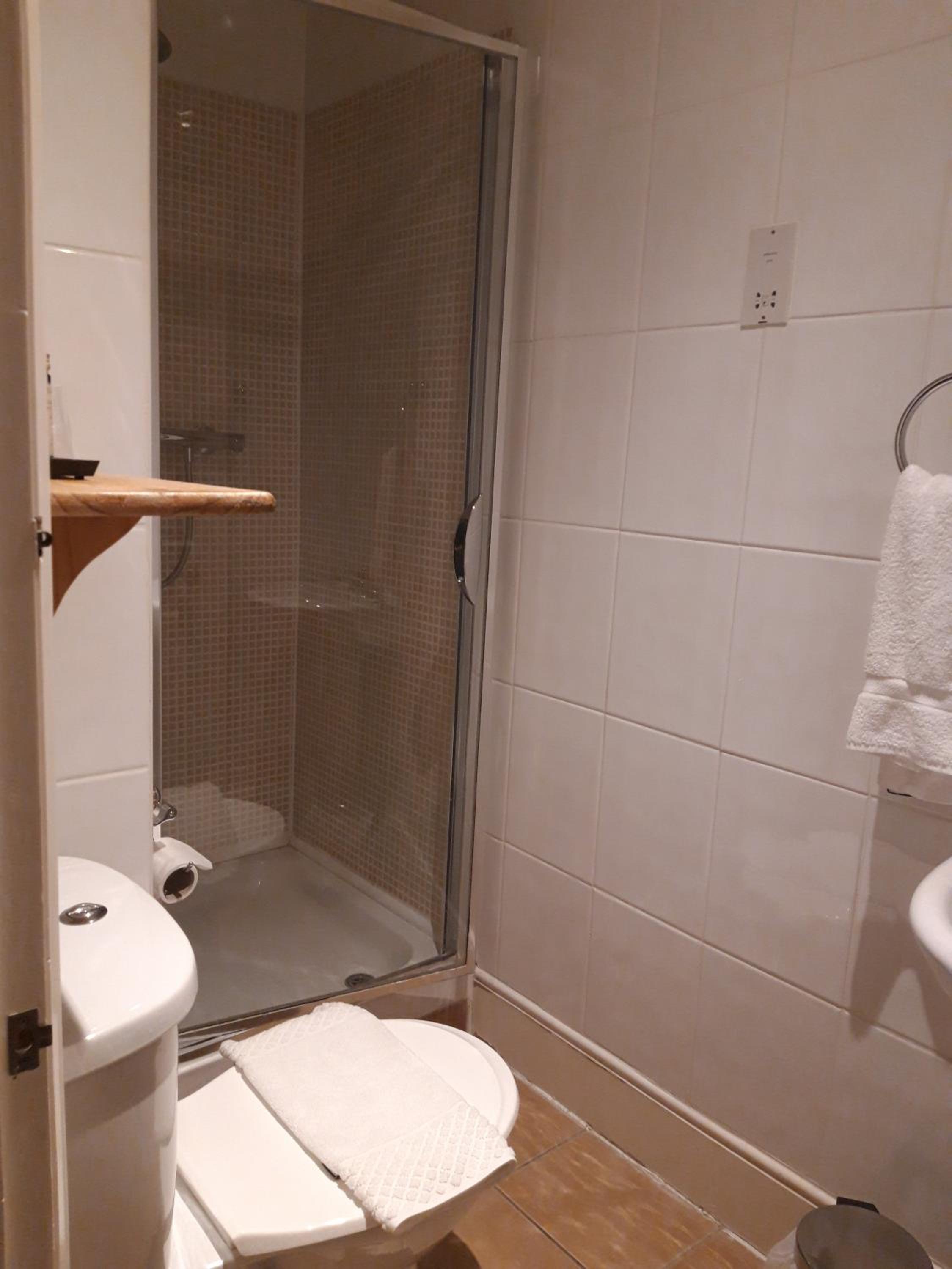 Twin Room with Private Bathroom photo 3