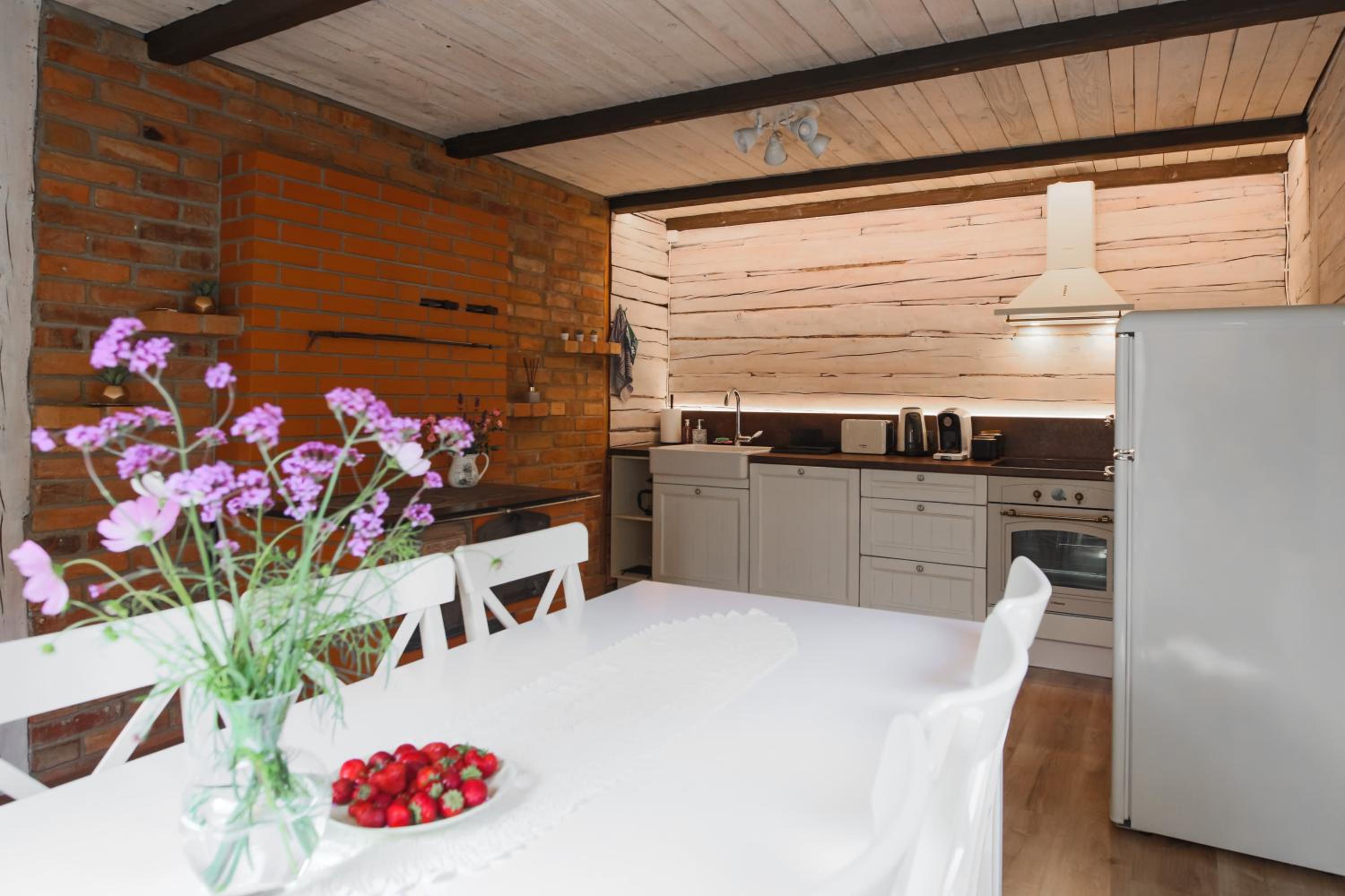 One-Bedroom House - Photo 8