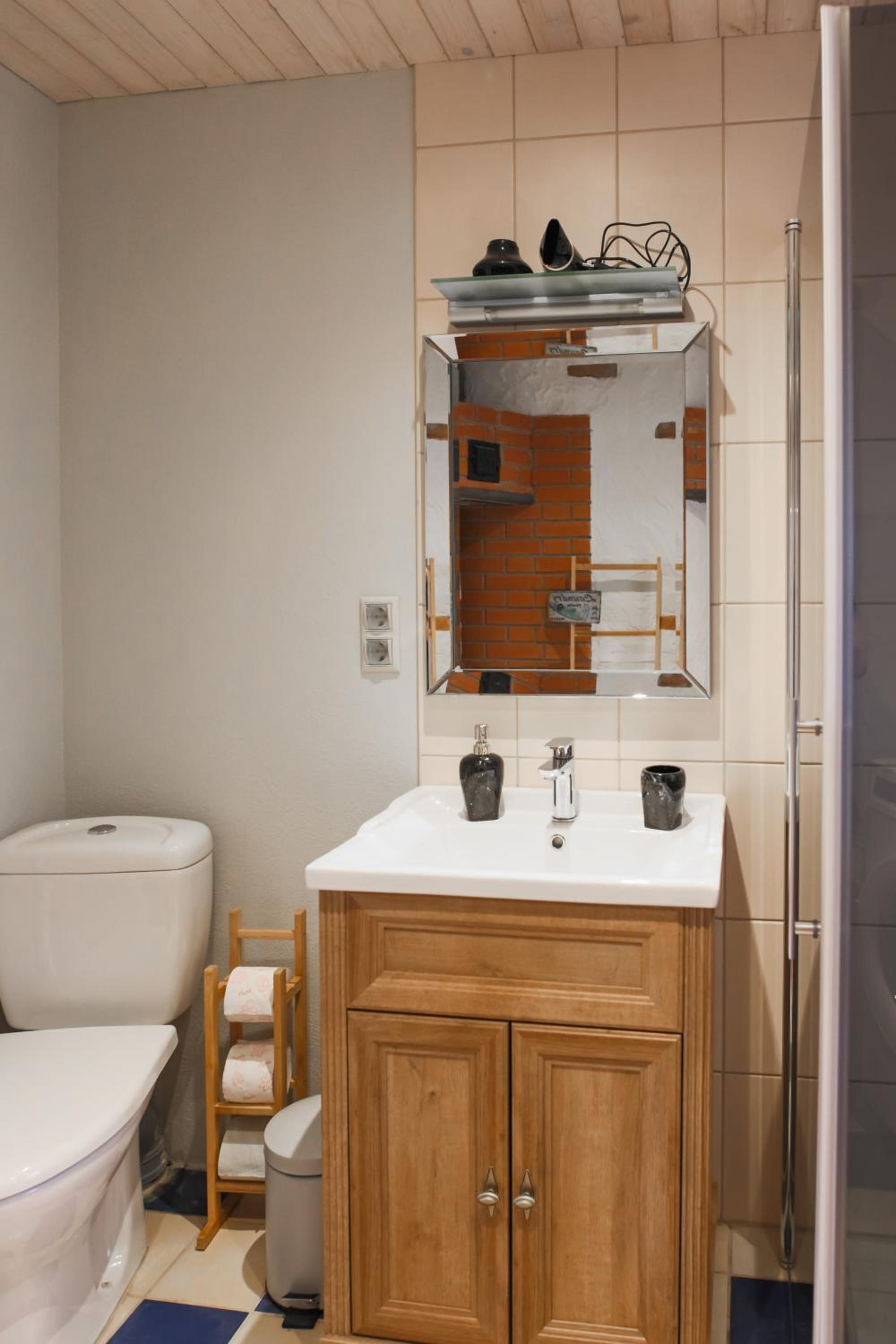 One-Bedroom House - Photo 12