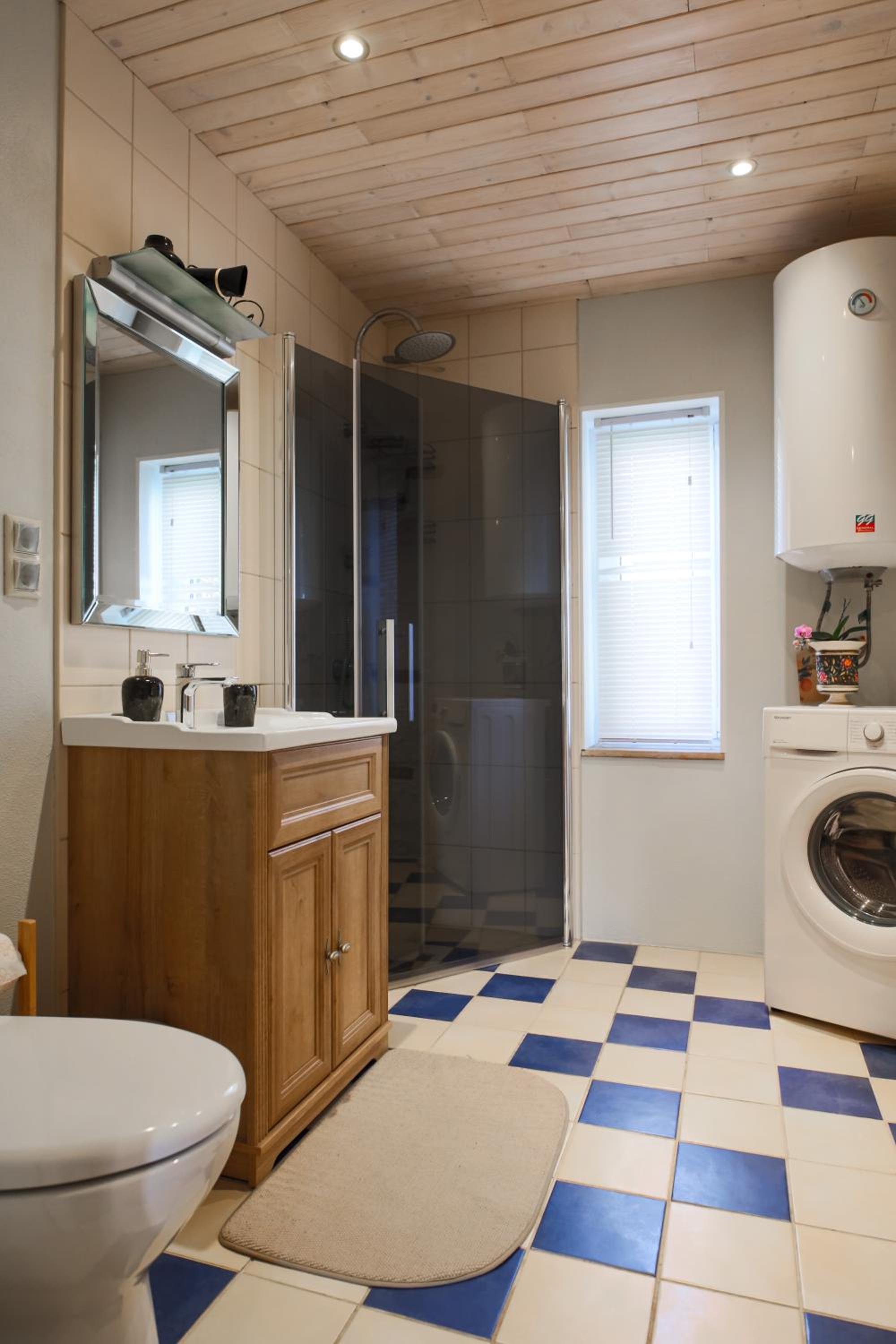 One-Bedroom House - Photo 14