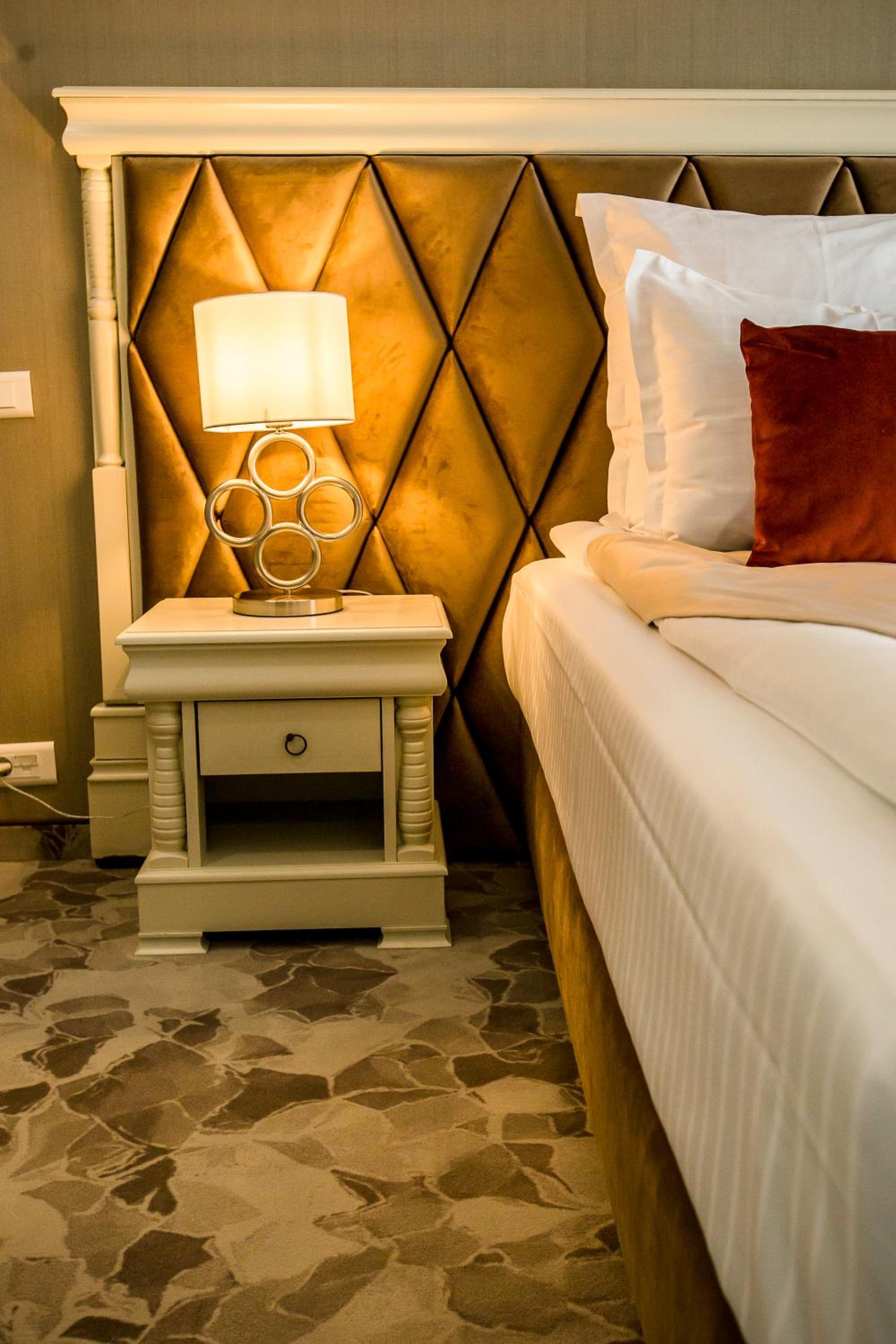 Deluxe Double Room - Photo 8
