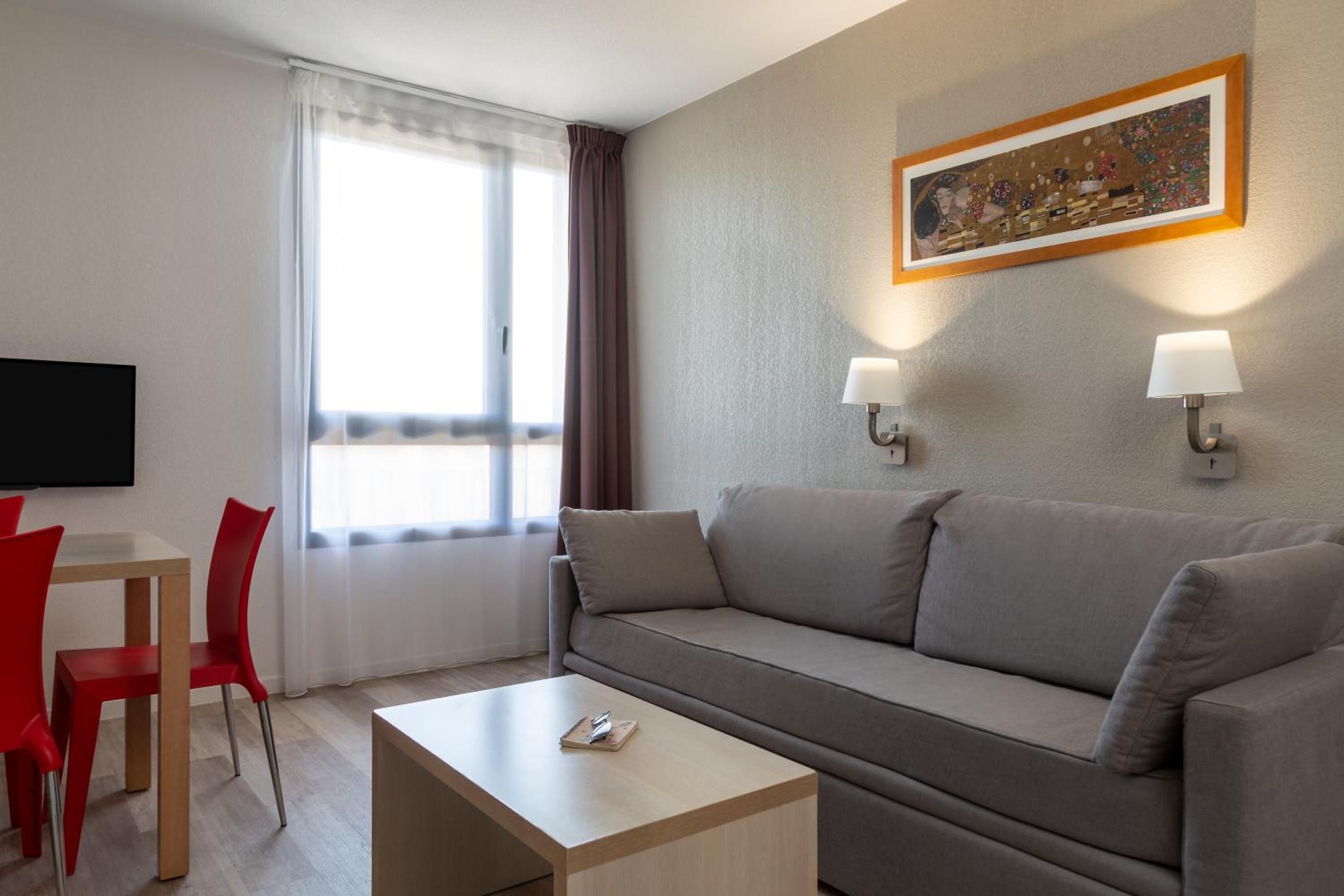 One-Bedroom Apartment - Photo 2