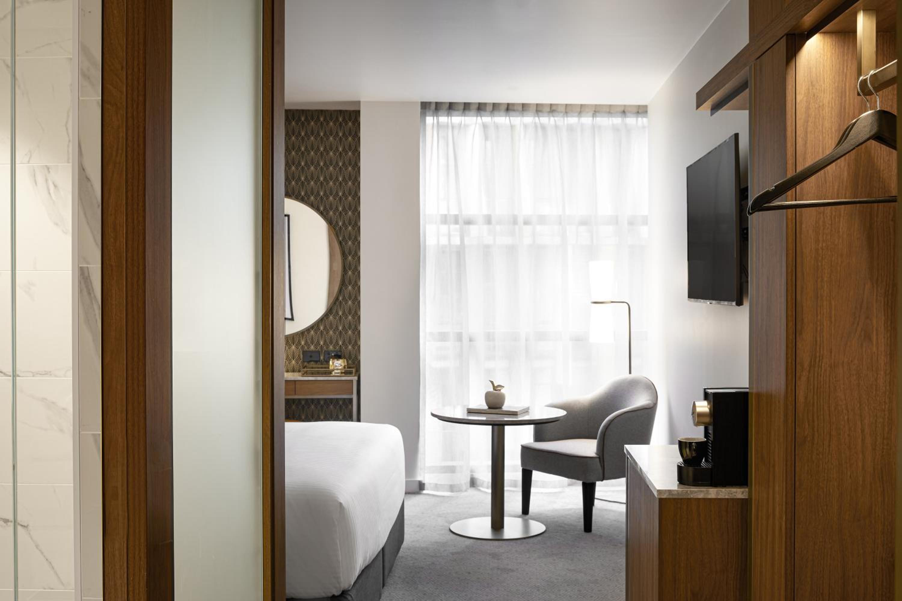 Standard King Room thumbnail 5